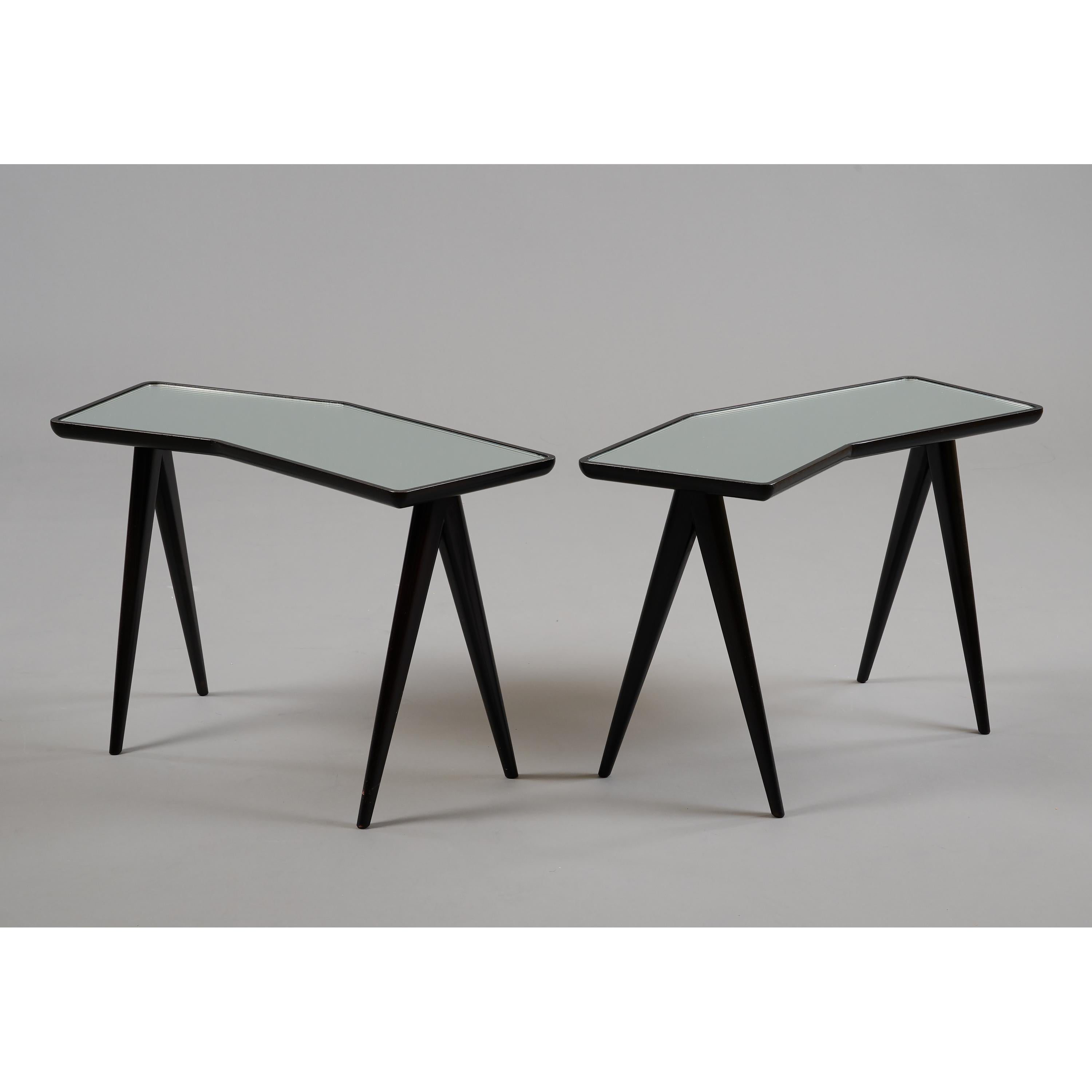 Mid-Century Modern Gio Ponti - Paire de tables gigognes géométriques avec plateau en miroir, Italie, années 1950 en vente