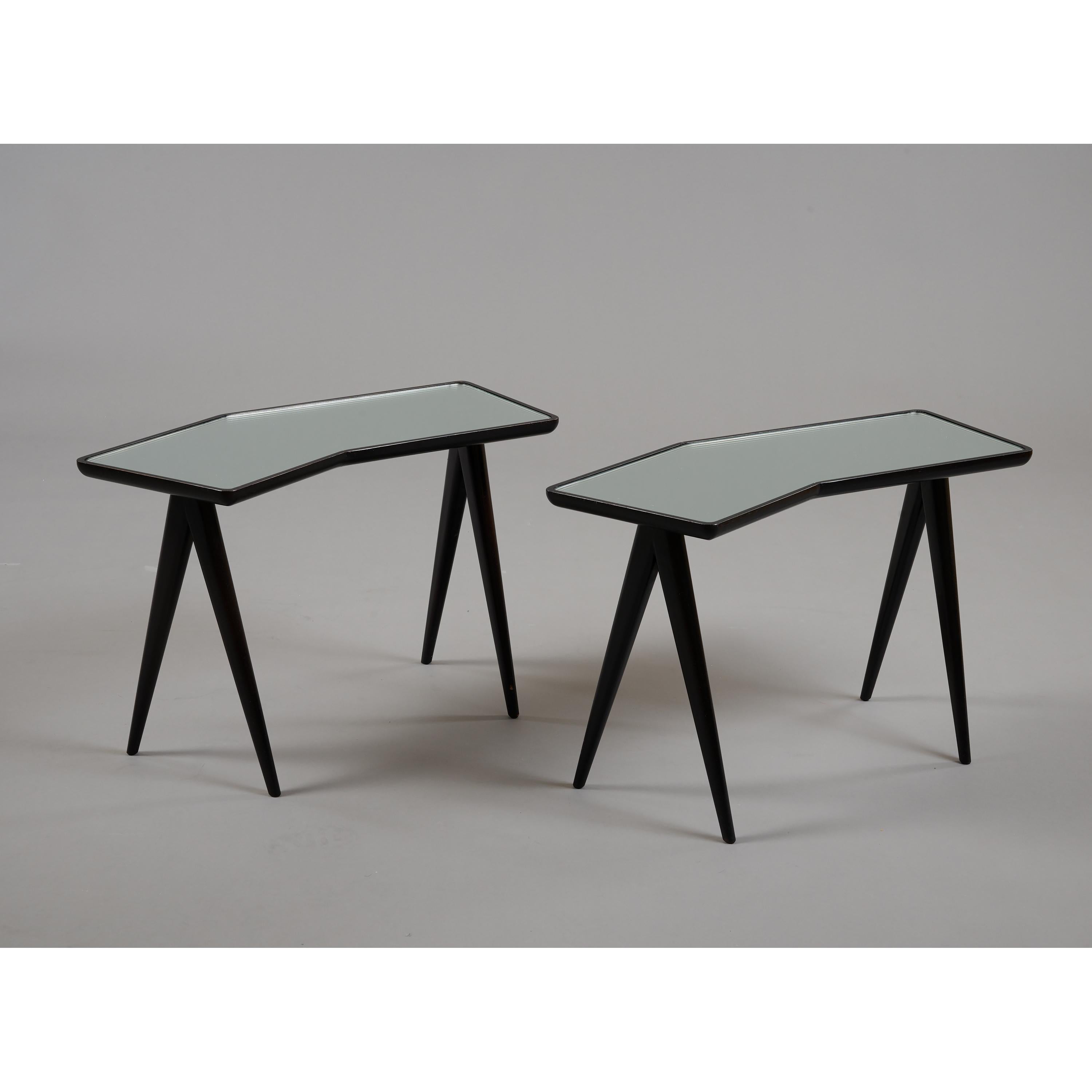 Ébénisé Gio Ponti - Paire de tables gigognes géométriques avec plateau en miroir, Italie, années 1950 en vente