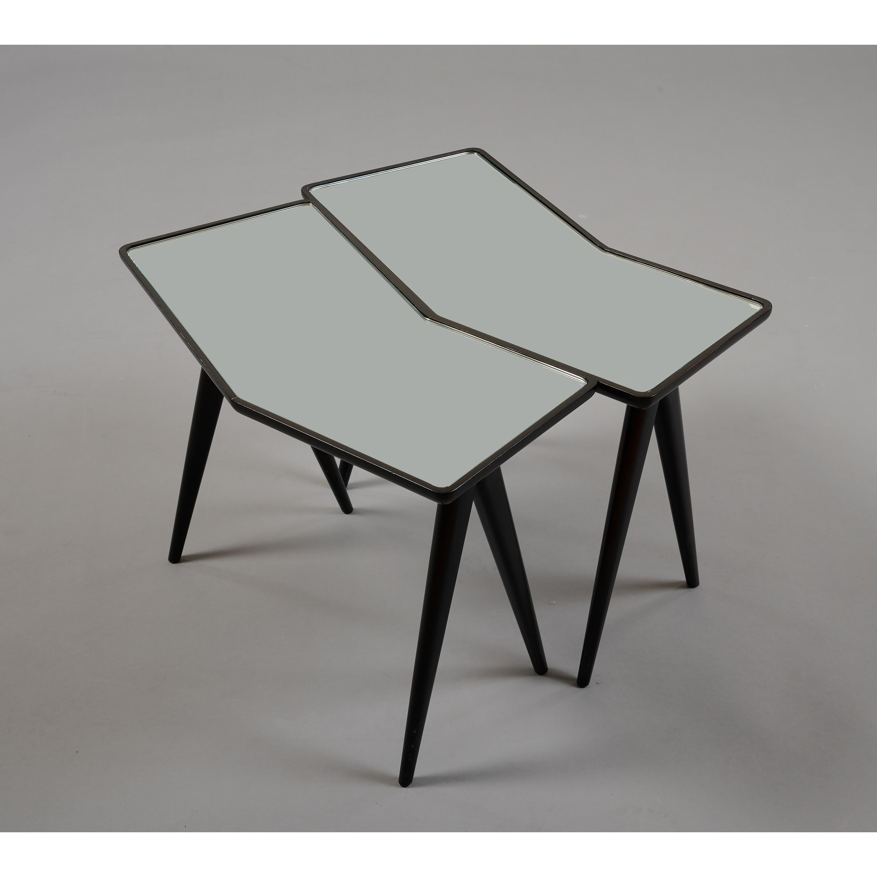 Gio Ponti - Paire de tables gigognes géométriques avec plateau en miroir, Italie, années 1950 Bon état - En vente à New York, NY