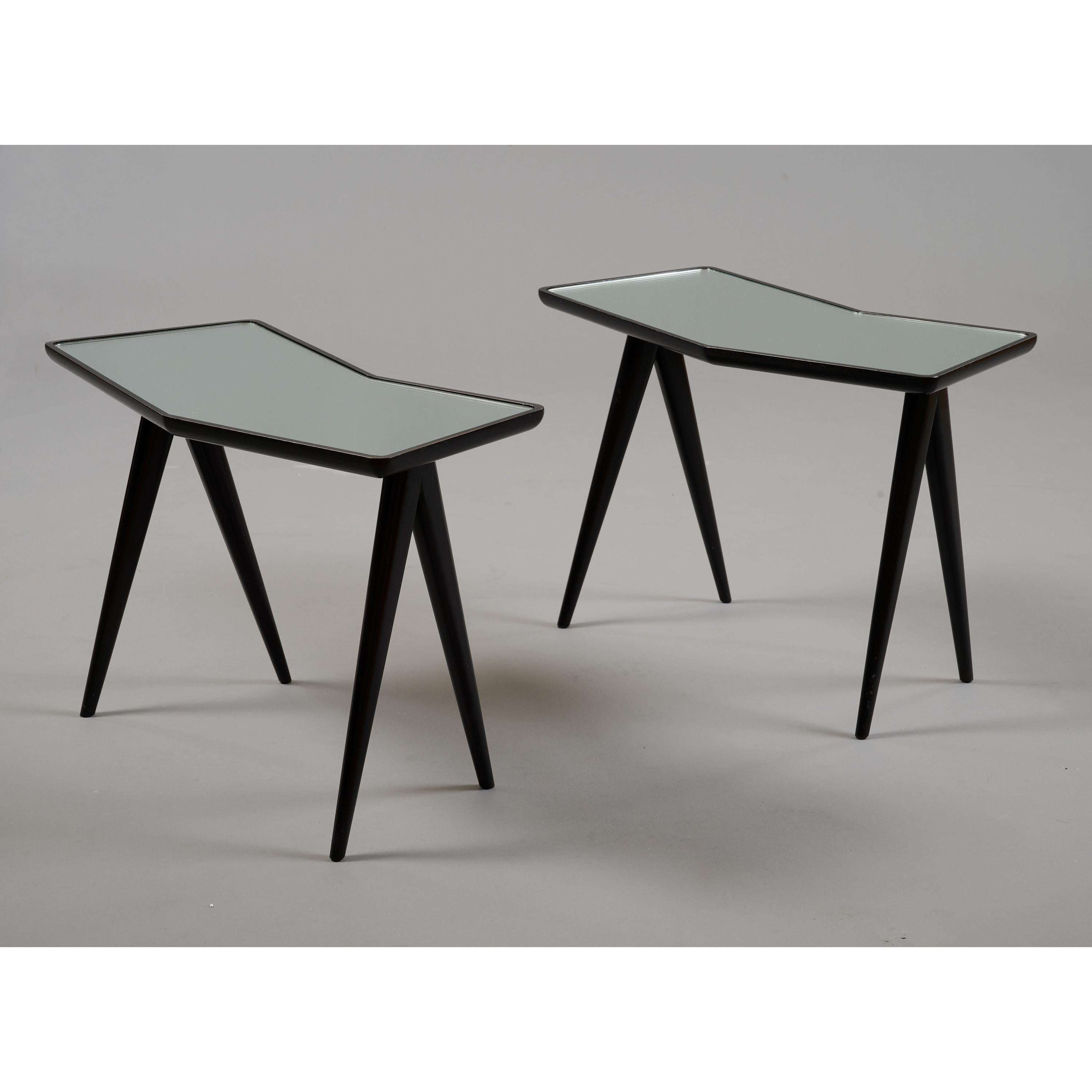 Milieu du XXe siècle Gio Ponti - Paire de tables gigognes géométriques avec plateau en miroir, Italie, années 1950 en vente