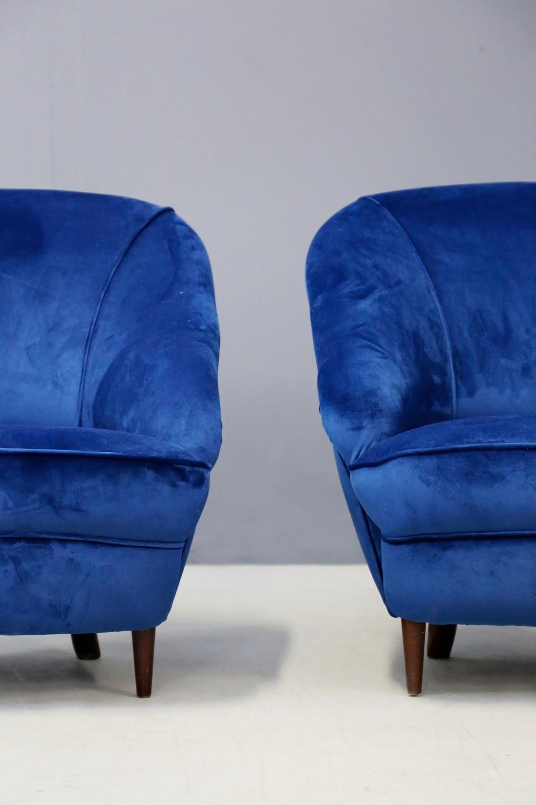 Gio Ponti attributed to Pair of Midcentury Armchairs in Blue Velvet, 1950s In Good Condition In Milano, IT