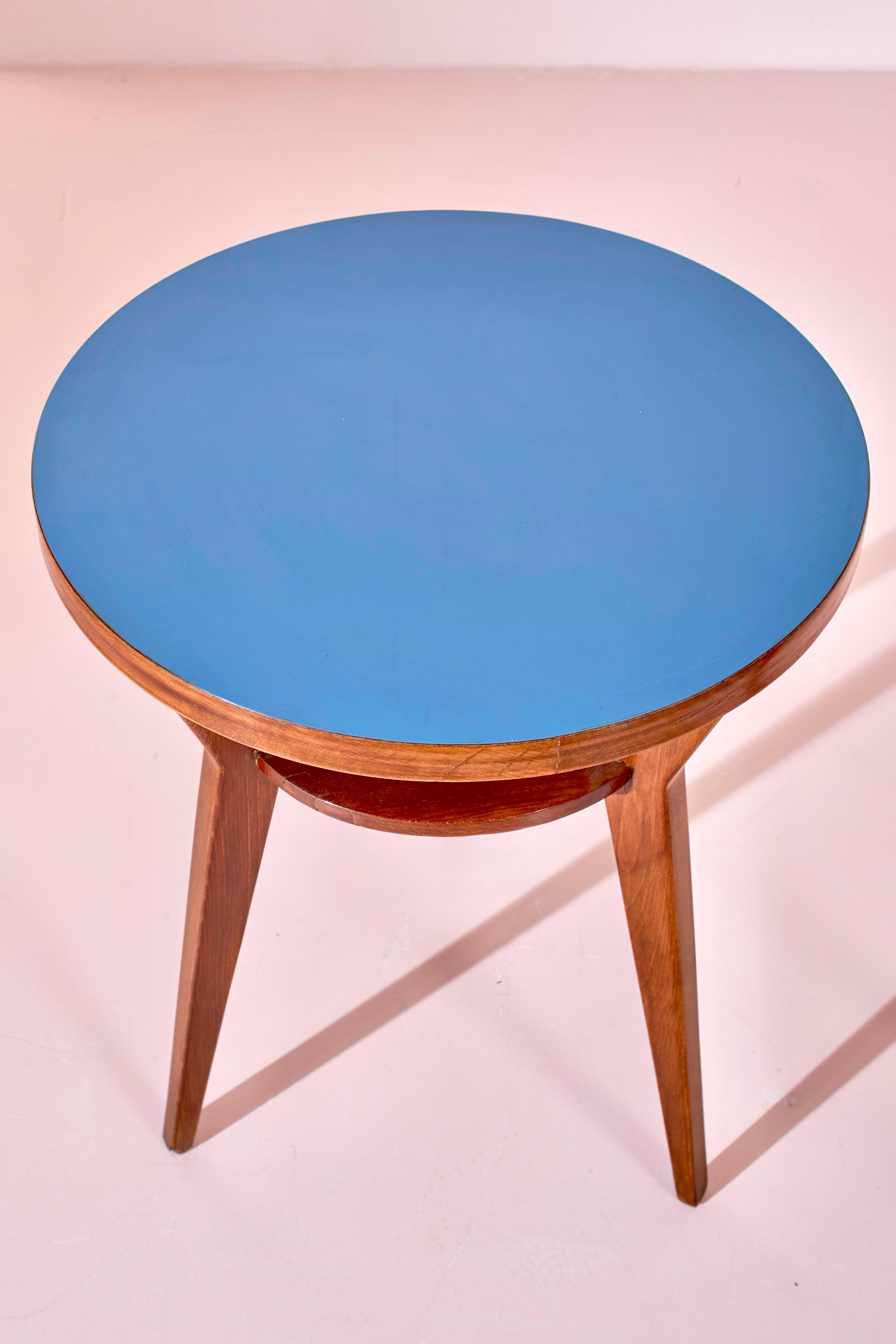 Gio Ponti pair of walnut and blue formica occasional tables, Italy, circa 1950 For Sale 3