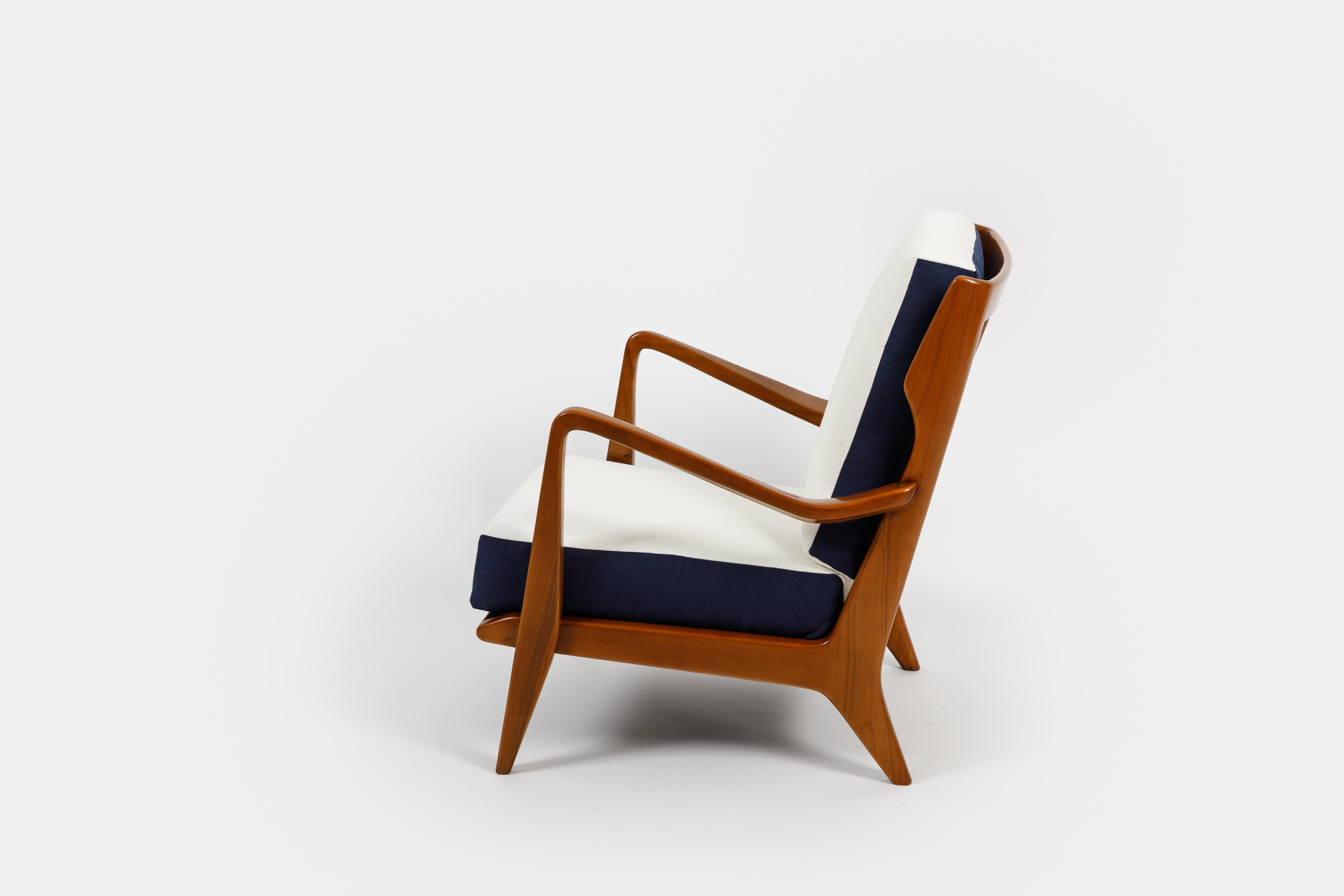 Gio Ponti für Cassina Paar Sessel aus Nussbaumholz Modell 516 im Zustand „Gut“ in New York, NY