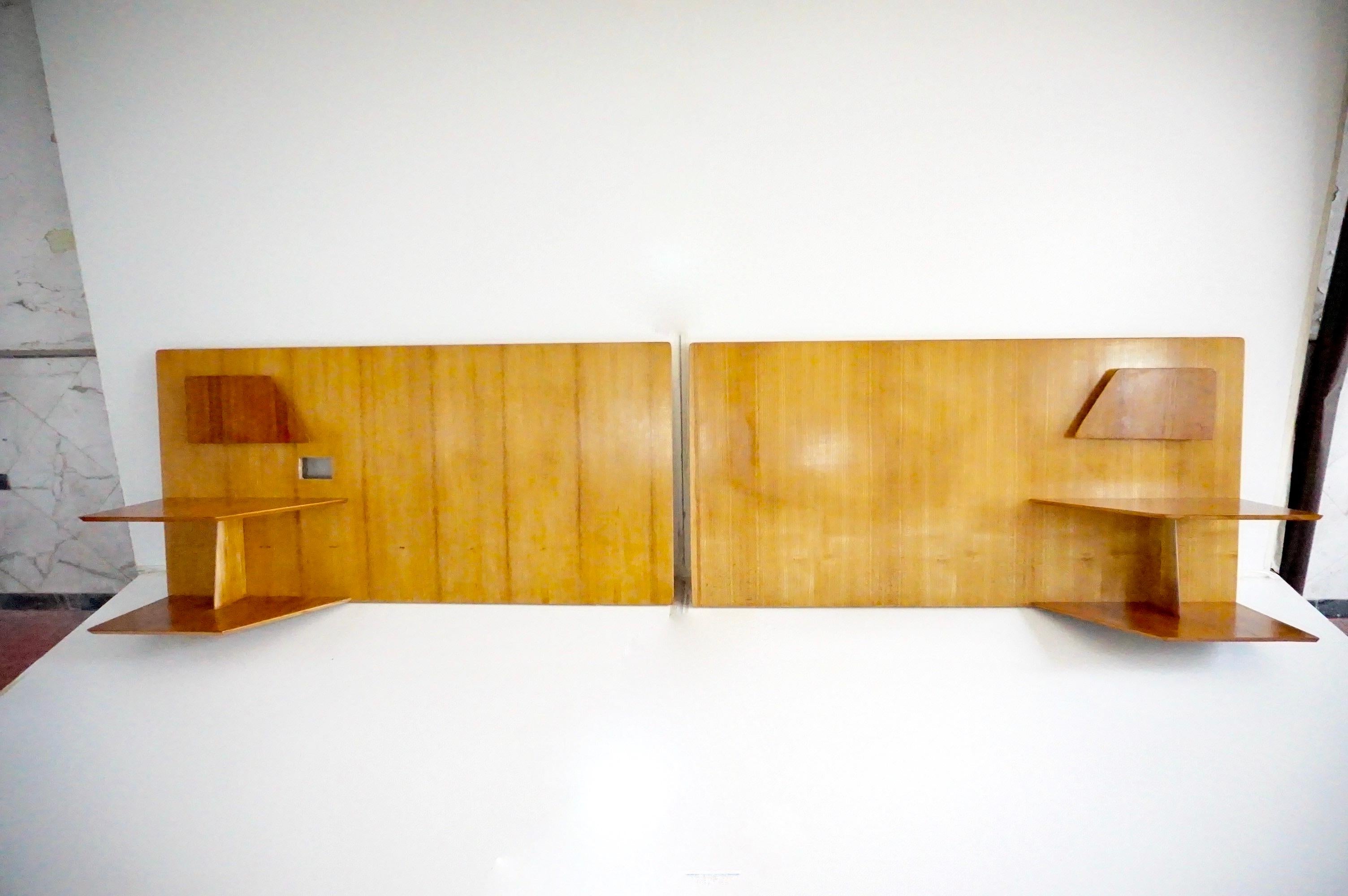 Una coppia di testiere di Gio Ponti provenienti dall'arredamento dell'Hotel Royal di Napoli, 1955. 
Prodotto da Giordano Chiesa by Dassi
olmo
 scaffali a due livelli, portariviste
 Buone condizioni. Patina originale, 
 Venduto con una copia del