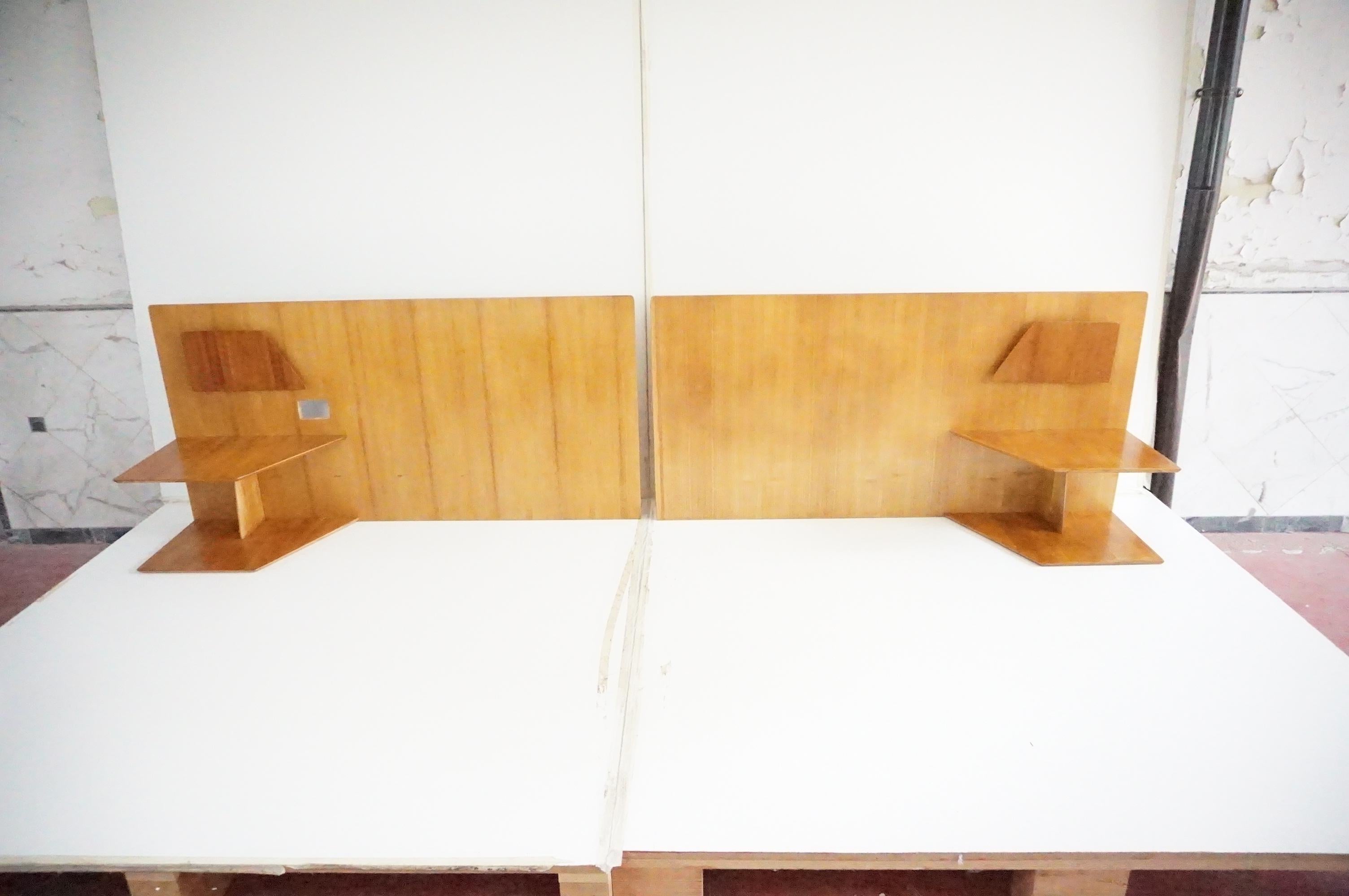 Italiano Gio Ponti coppia di rare testiere in legno di olmo con comodini, Hotel Royal, 1955 in vendita