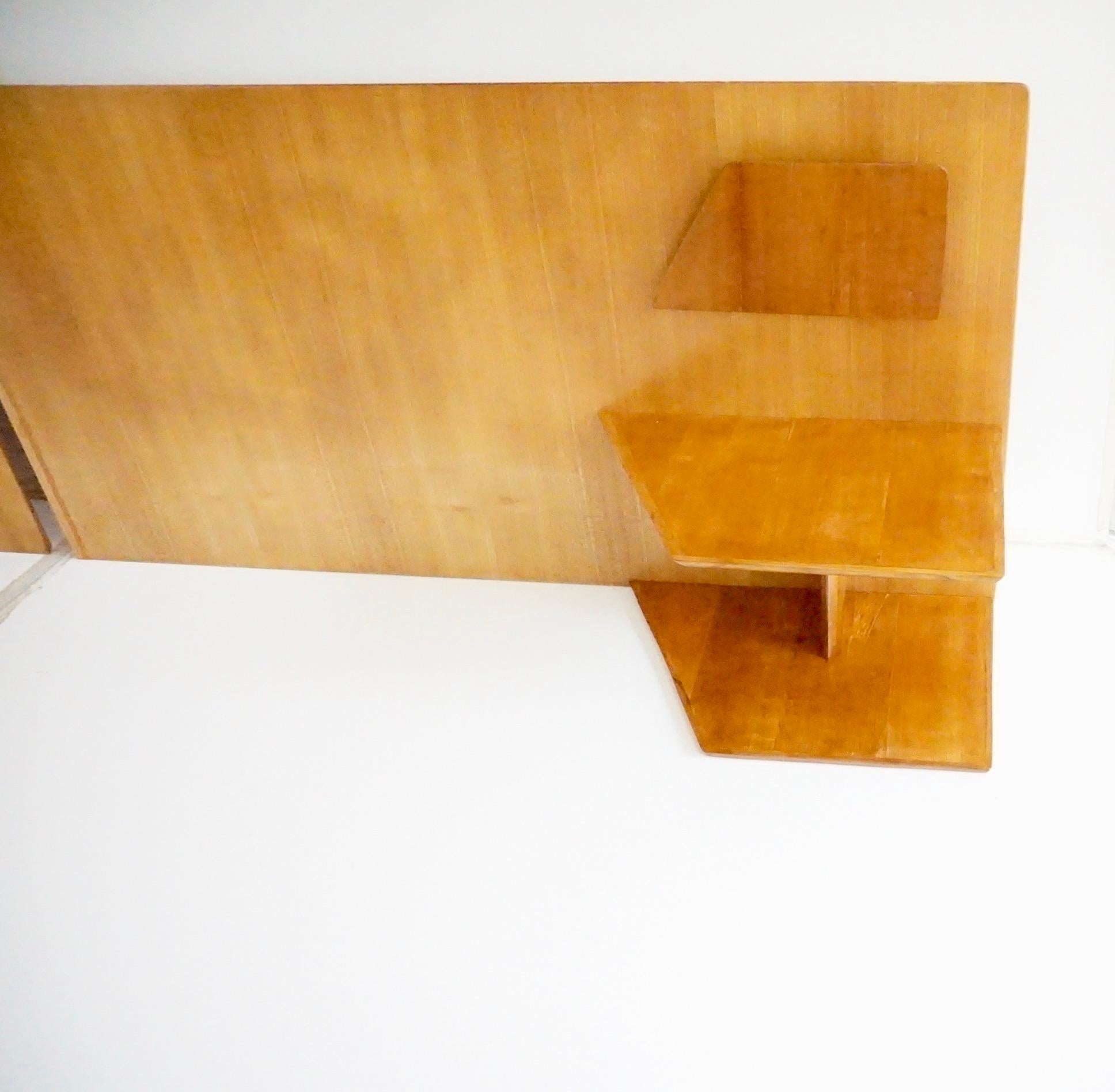 Metà XX secolo Gio Ponti coppia di rare testiere in legno di olmo con comodini, Hotel Royal, 1955 in vendita