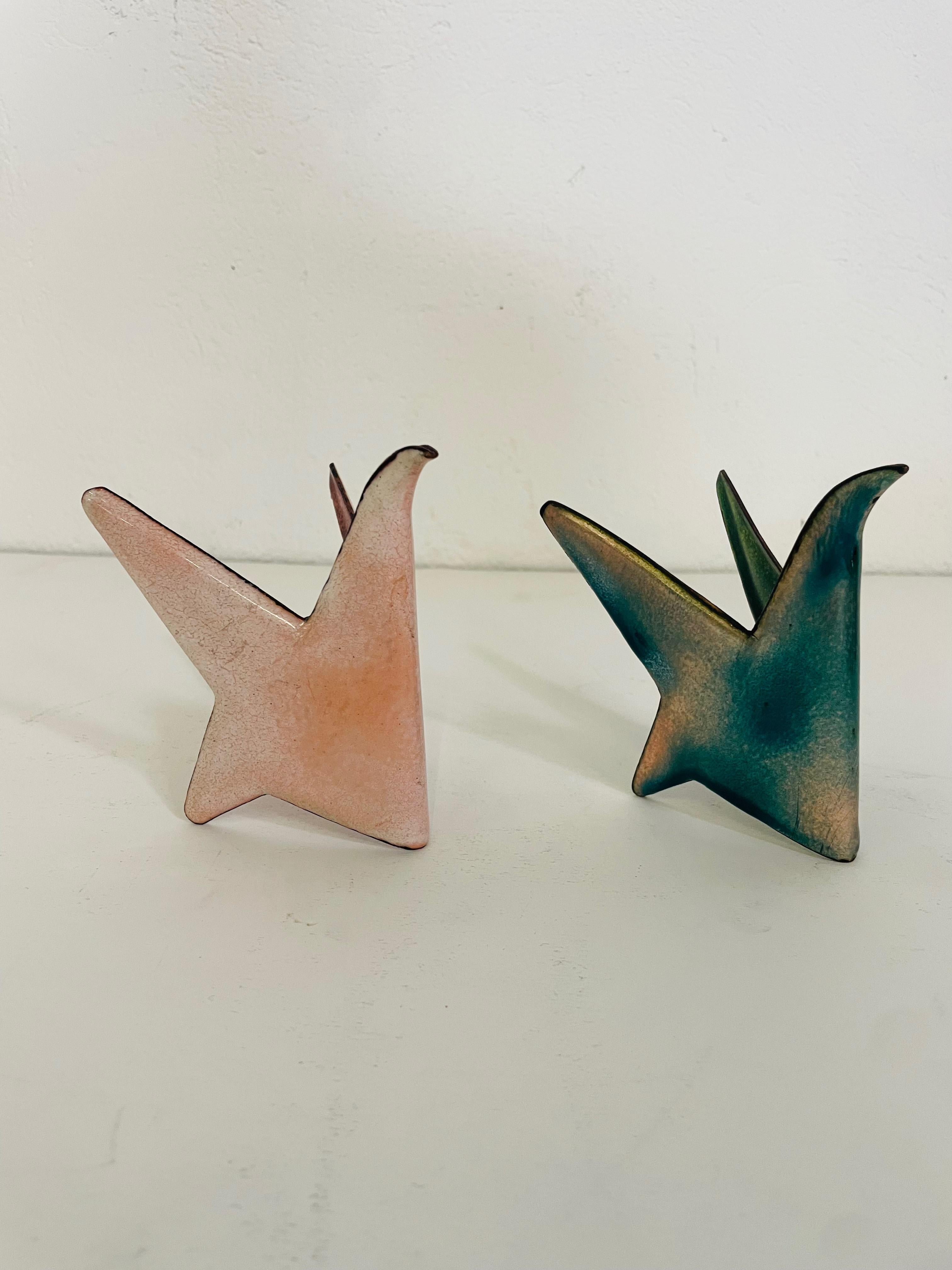Gio Ponti & Paolo De Poli, due uccelli, sculture, Padova.
Anni Cinquanta, Catalogo 1 Oggetti speciali, n 1016
Bibliografia: Paolo De Poli, artigiano, imprenditore, designer, EDizioni il Poligrafo, 2017, pp 221, 412.
Tecnica: rame smaltato in