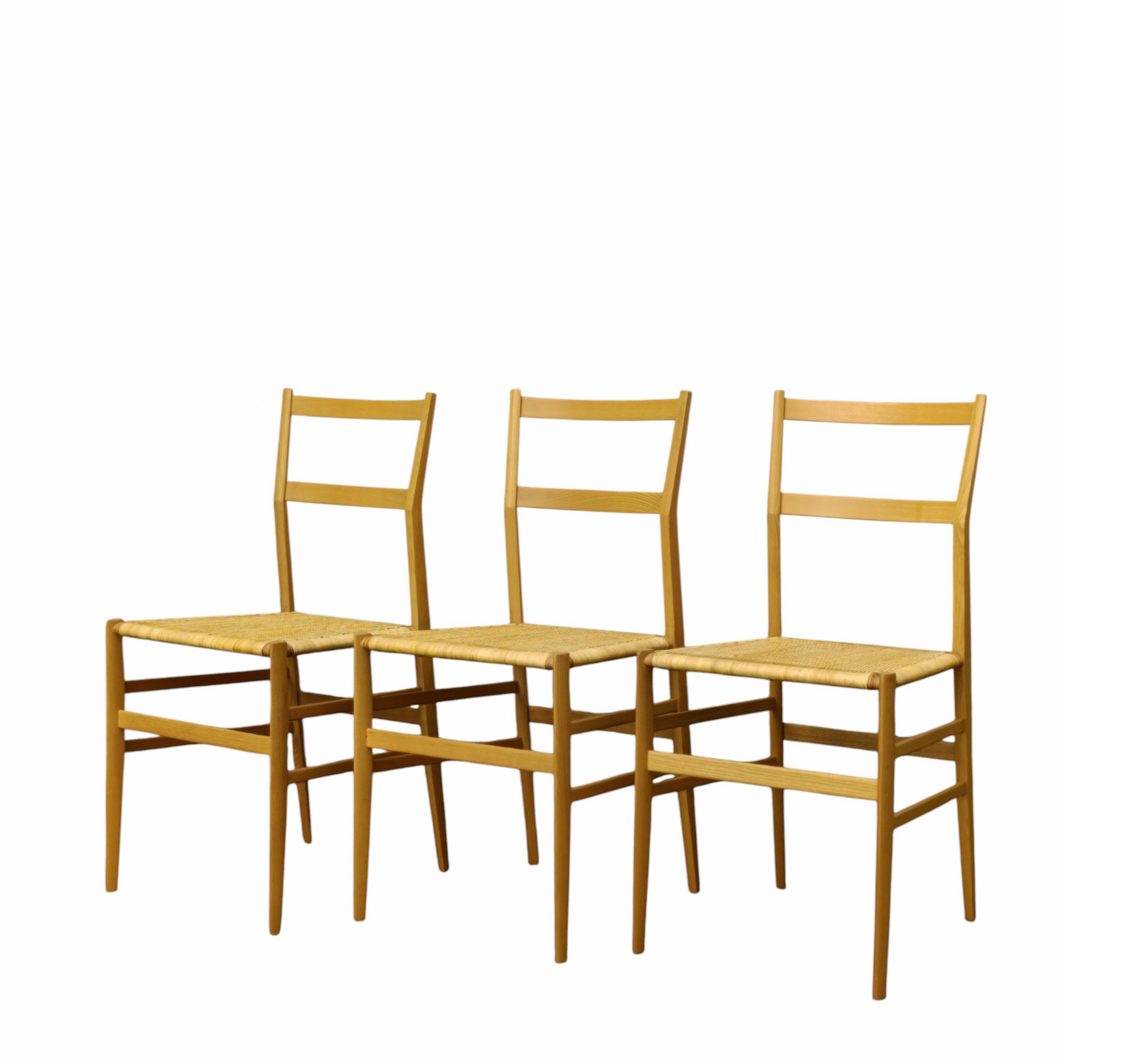 Un set di tre sedie Superleggera, prodotte da Cassina all'inizio degli anni '60 e disegnate da Gio Ponti, 
La sedia Superleggera è un famoso design creato dall'architetto e designer italiano Gio Ponti. 