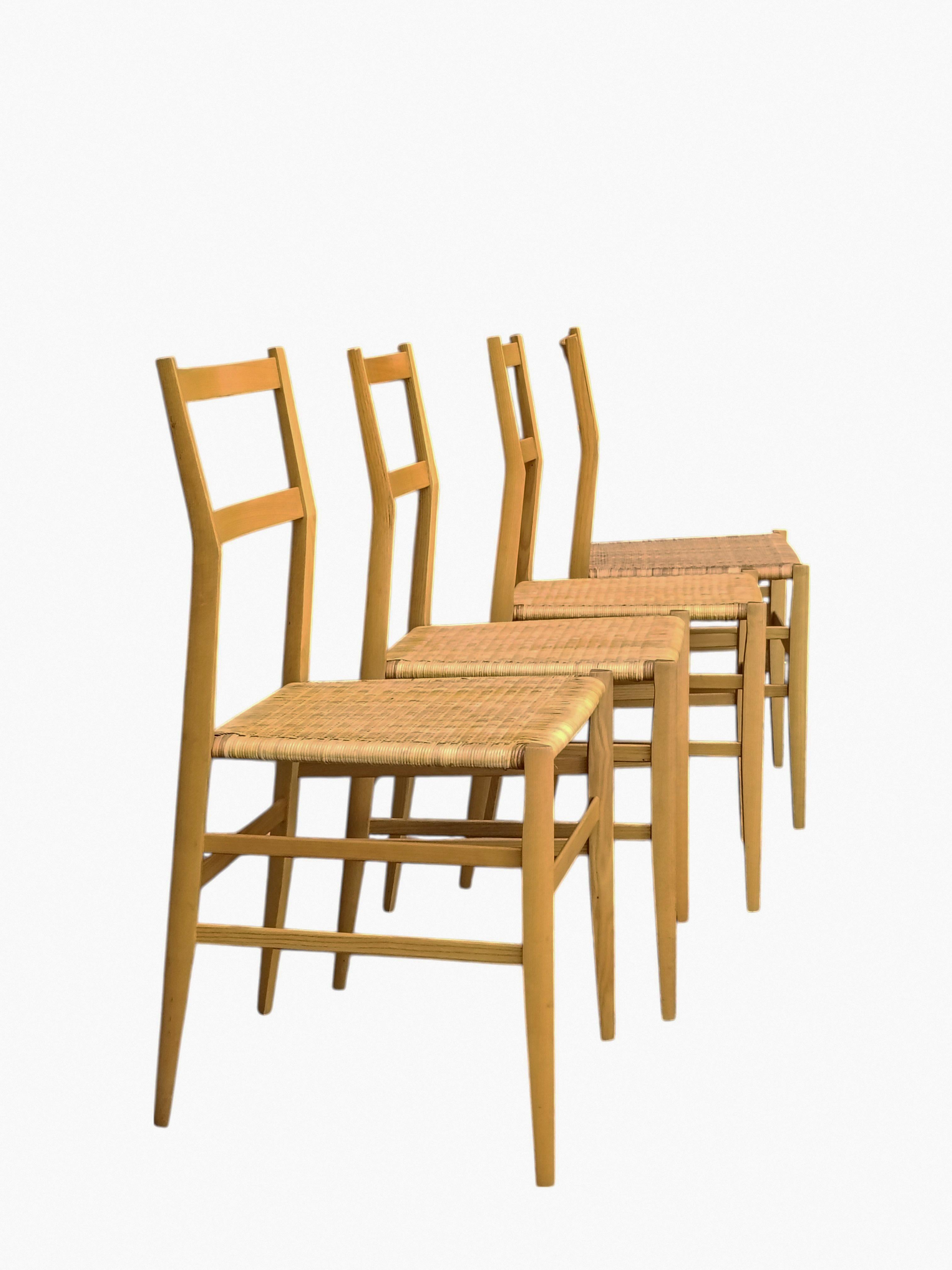 Un set di quattro sedie Superleggera, prodotte da Cassina all'inizio degli anni '60 e disegnate da Gio Ponti, 
La sedia Superleggera è un famoso design creato dall'architetto e designer italiano Gio Ponti. 