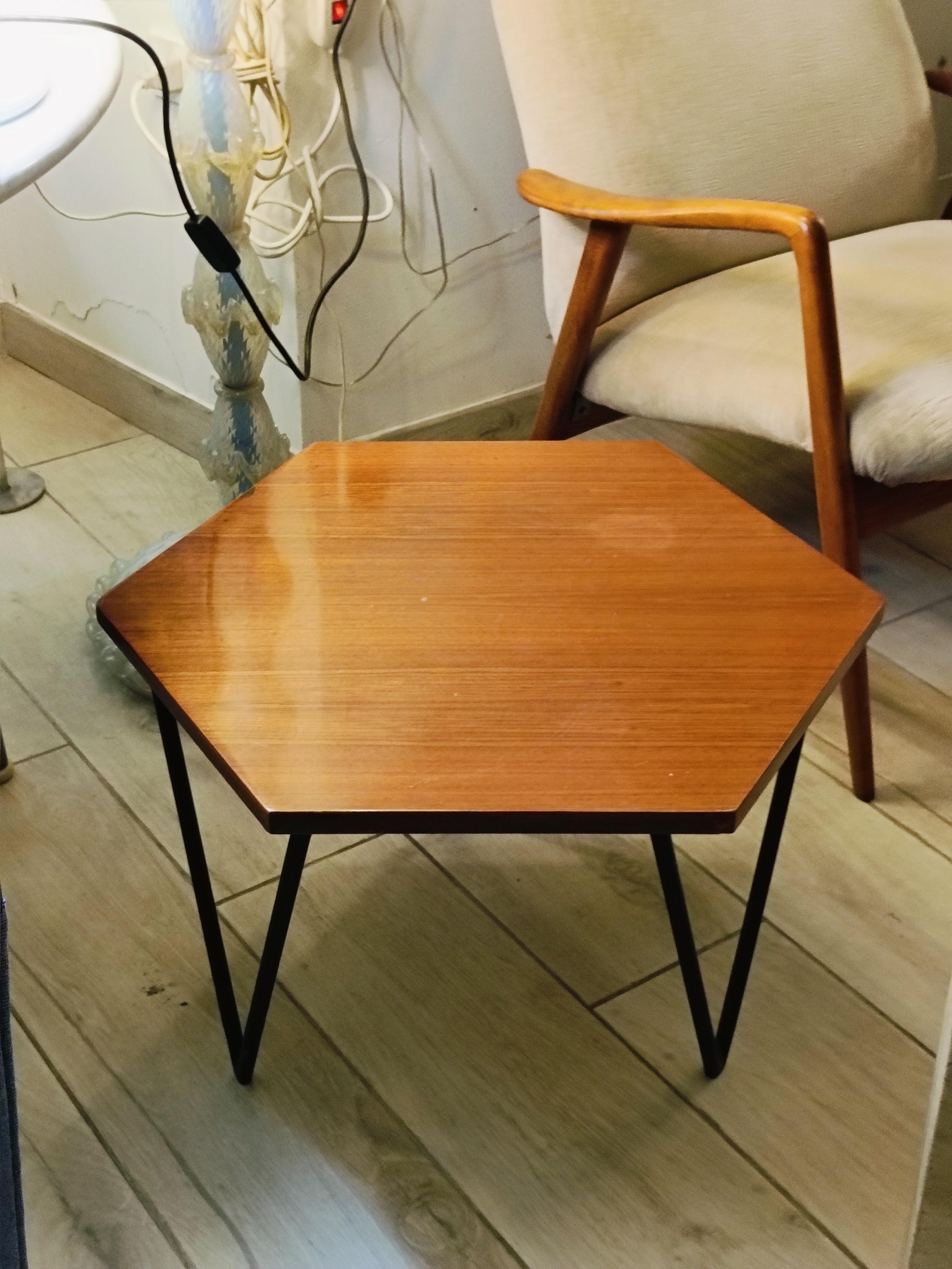 Tavolino in legno di forma esagonale con ripiano in legno e dotato di gambe triangolari in metallo verniciato nero disegnato da Gio' Ponti negli anni 50 per la Ditta italiana ISA Bergamo.
Presenta la sua patina originale ed una sua etichetta.