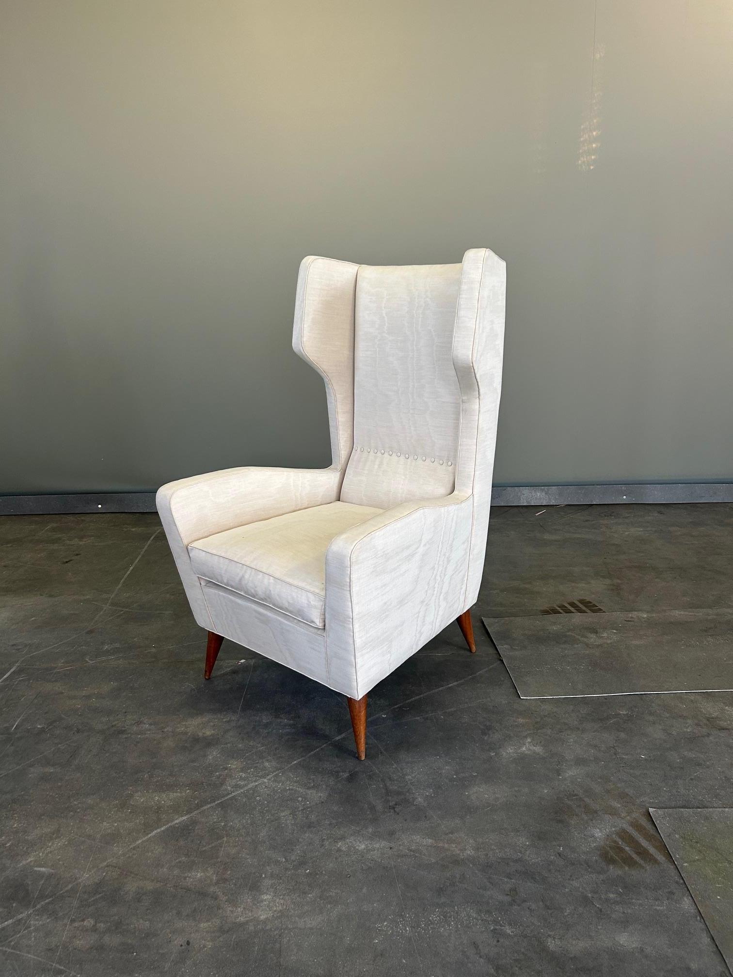 Gio Ponti (1891 - 1979) Poltrona bergère Pezzo unico degli anni Cinquanta.

Provenienza: Casa Citterio Milano

Poltrona accompagnata dalla perizia n. 25190/000 rilasciata dall'Archivio Gio Ponti di Milano.
