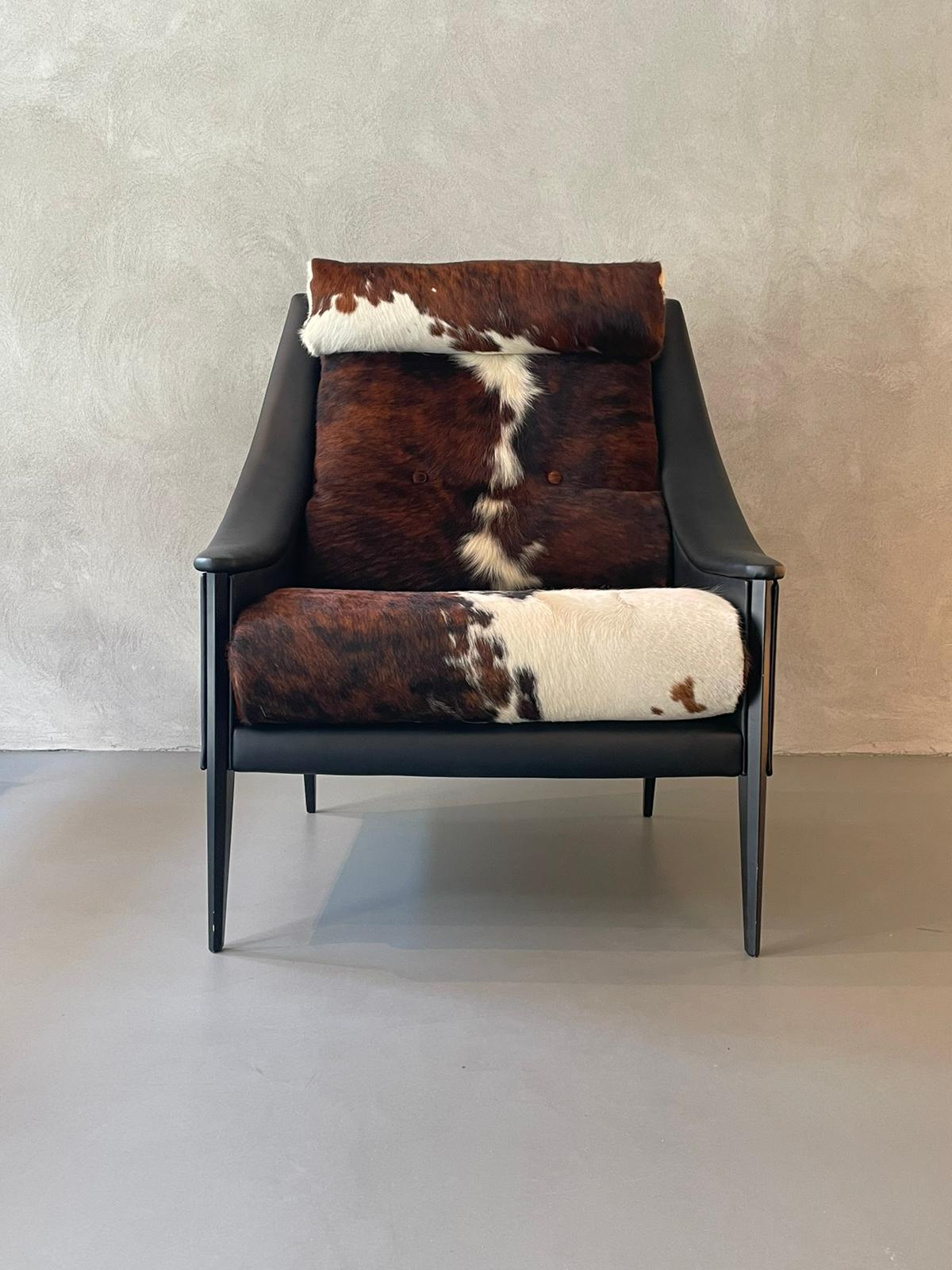 Exclusive armchair that contains the most important design principles of Gio Ponti that make it of a marked stylistic uniqueness.
The supporting structure is in black lacquered seasoned beech.
Feets are of the typical triangular shape.
The