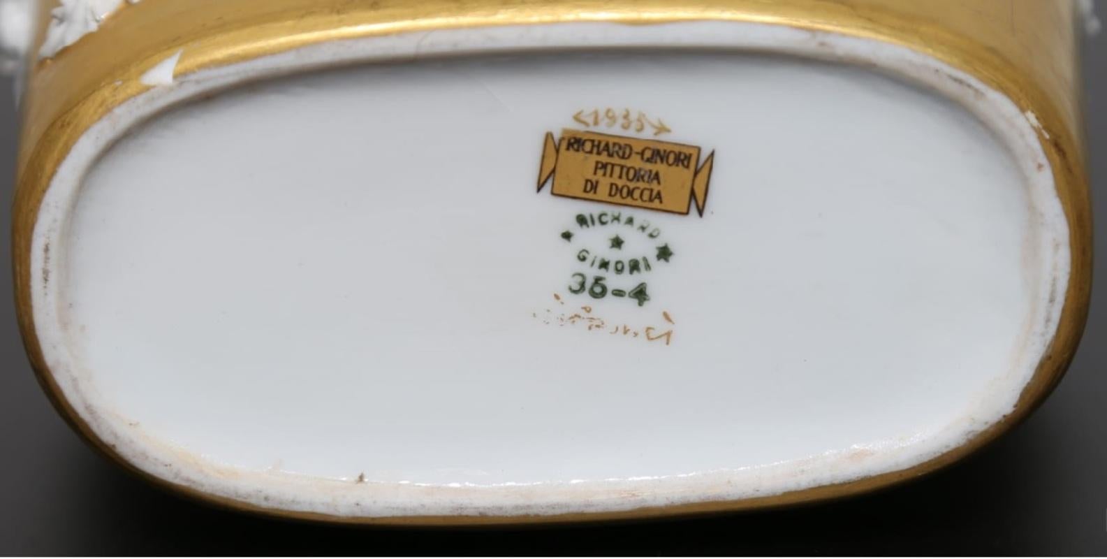 italien Bouteille en porcelaine de Gio Ponti avec décoration en relief par Richard Ginori 1930s Italie en vente