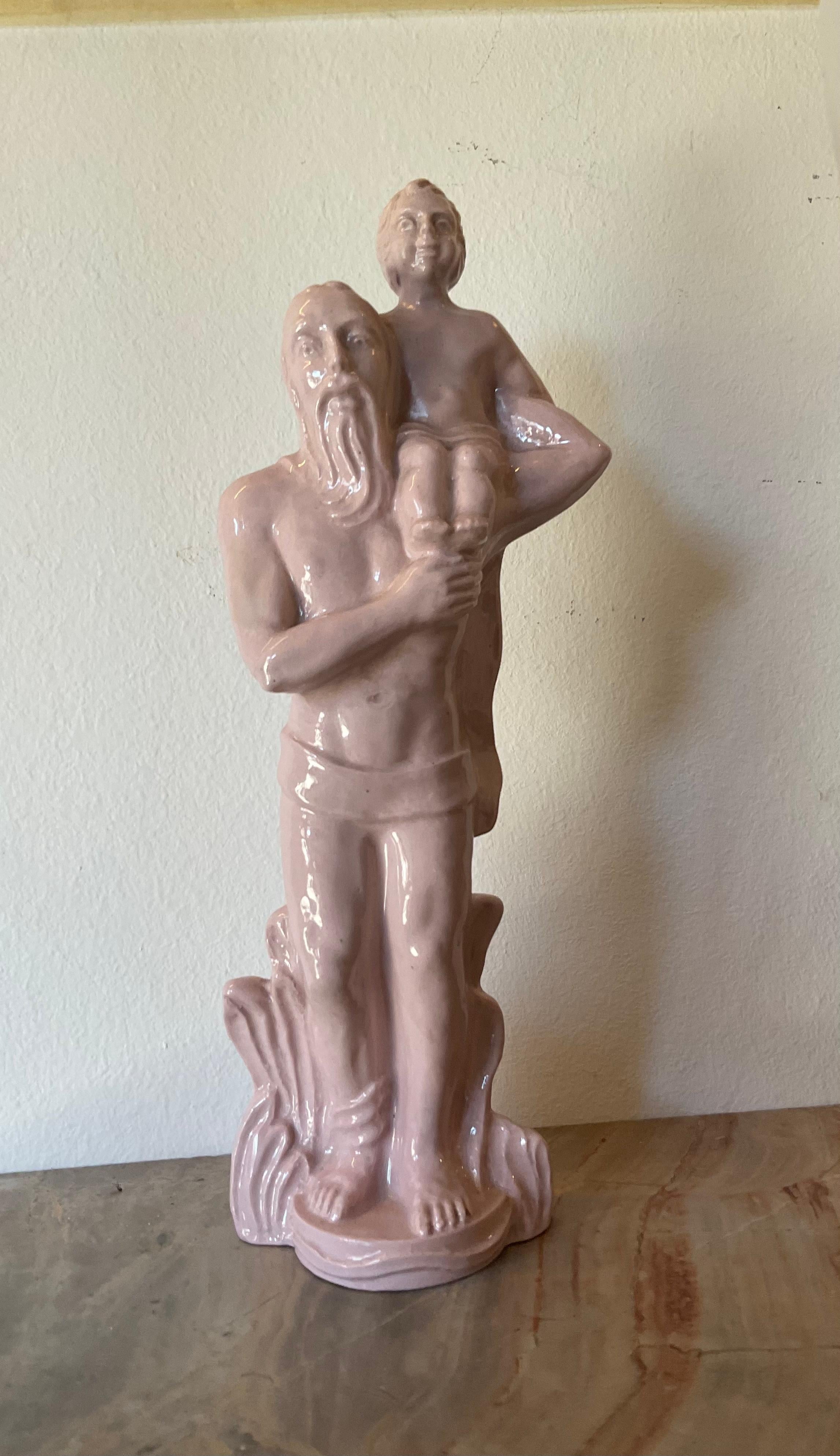 RICHARD GINORI Porzellan - ARISTON.
GIO PONTI zugeschrieben, ausgeführt, als der Architekt Direktor der oben erwähnten Fabrik war.
Das Porzellan zeigt SAINT CHRISTOPHER mit dem Jesuskind auf den Schultern in rosa monochromem Porzellan.
Es ist ein