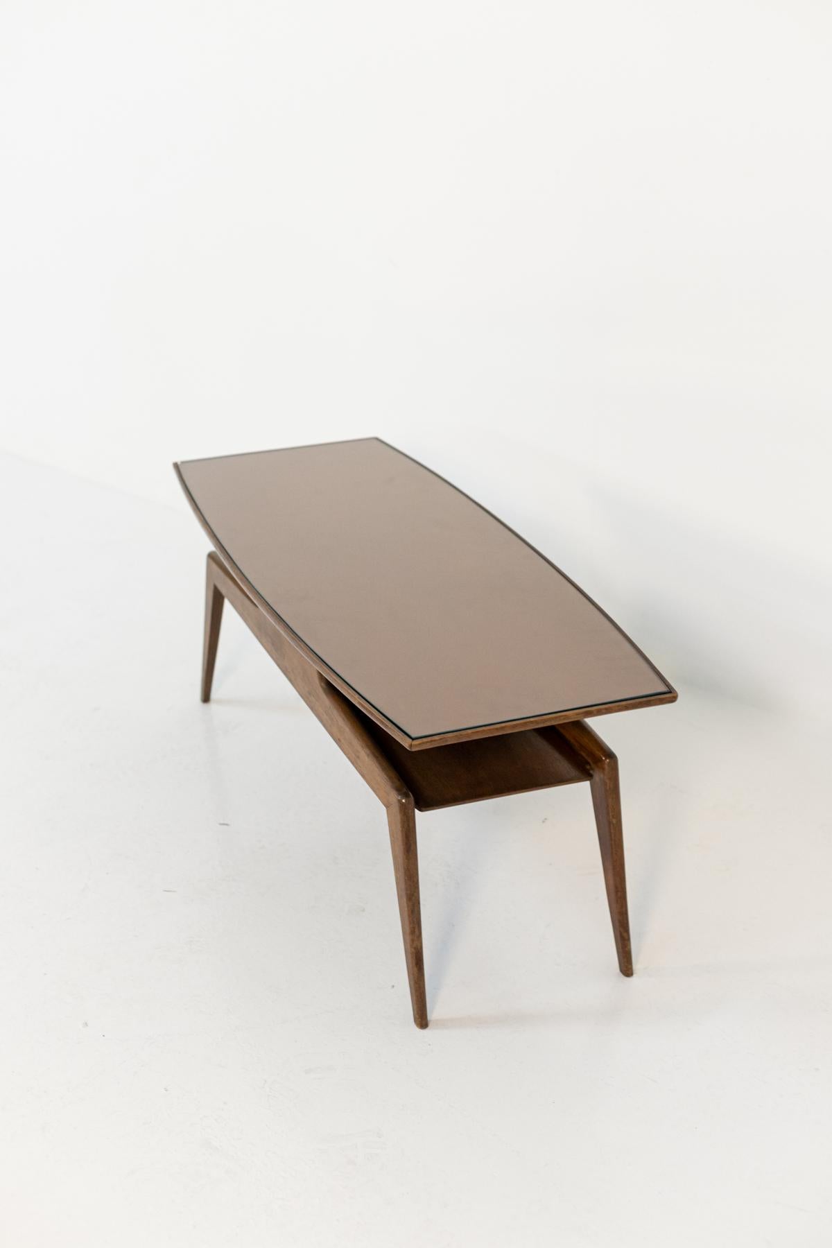 Rare and important coffee table designed attributed by Gio Ponti in the '50s. Structure in walnut wood. Beautiful shape typical pontiana with geometric shapes and clean. The table is particular in the structure, as you can see from the photos,