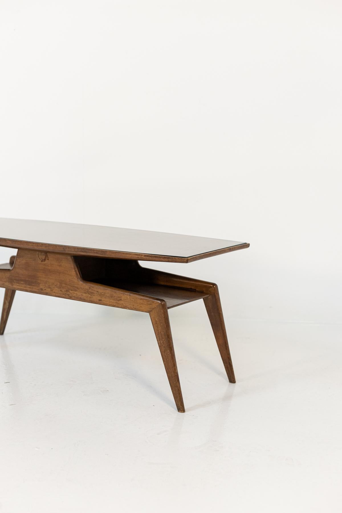 Rare Coffee Table Attr. to Gio Ponti in Walnut Wood and Glass In Good Condition In Milano, IT