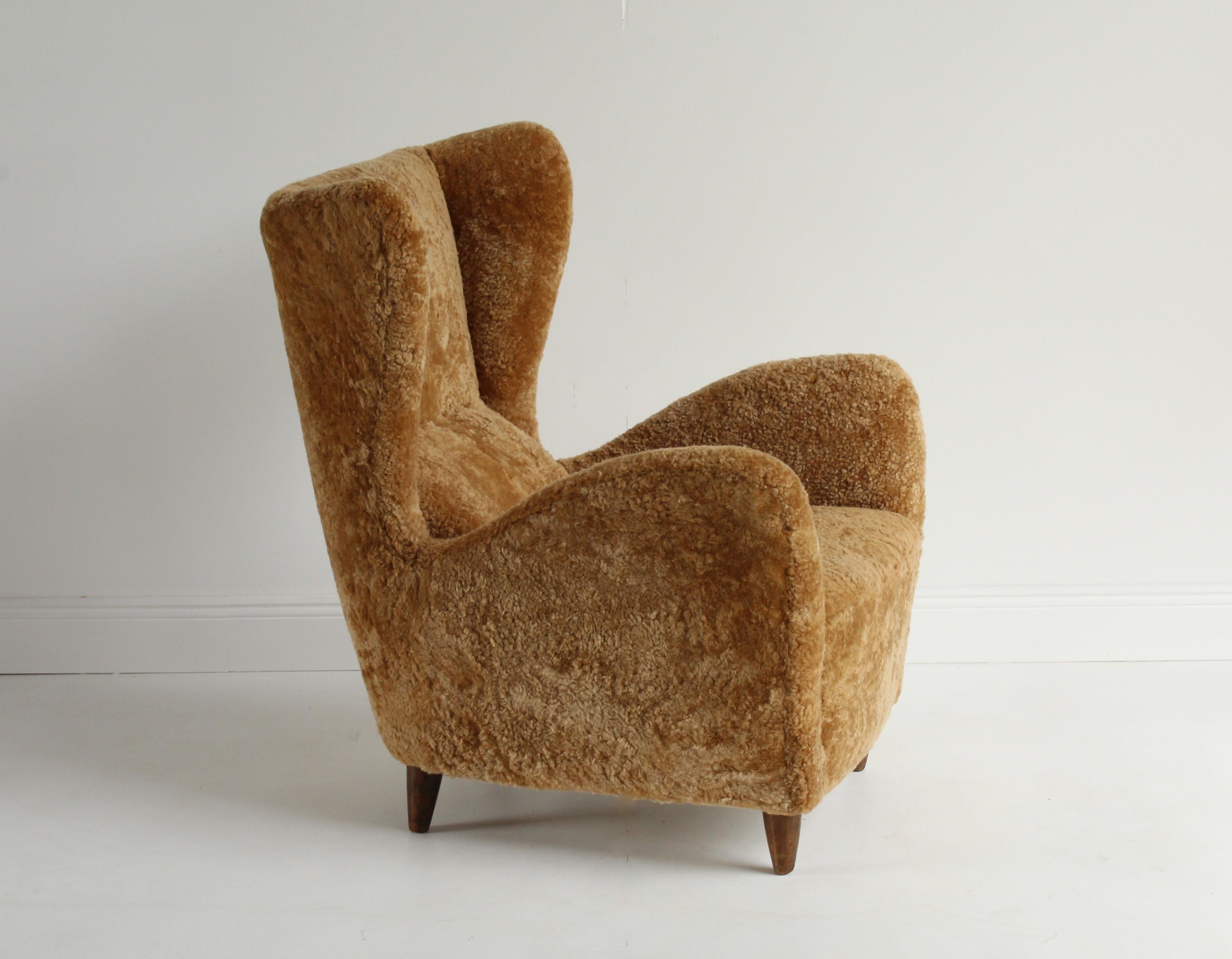 Gio Ponti, Rare Organic Lounge Chair, Dark Stained Oak, Lambskin, Italy, 1940s 6