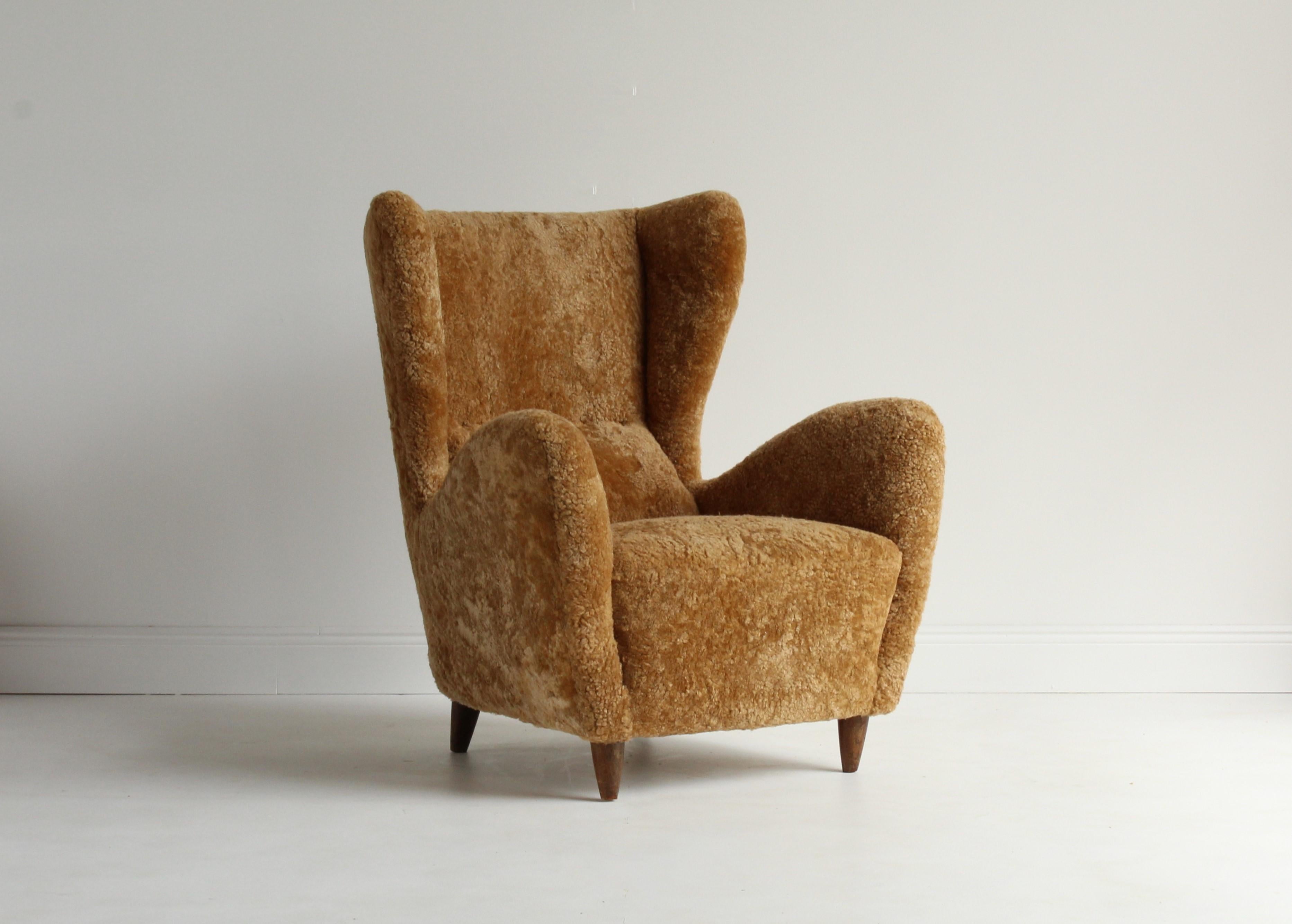 A rare organic modernist lounge / high back armchair. Designed by Gio Ponti. Legs in stained oak, newly reupholstered in lambskin. Sold with a certificate from Gio Ponti Archives. 

Other designers working in the organic style include Carlo