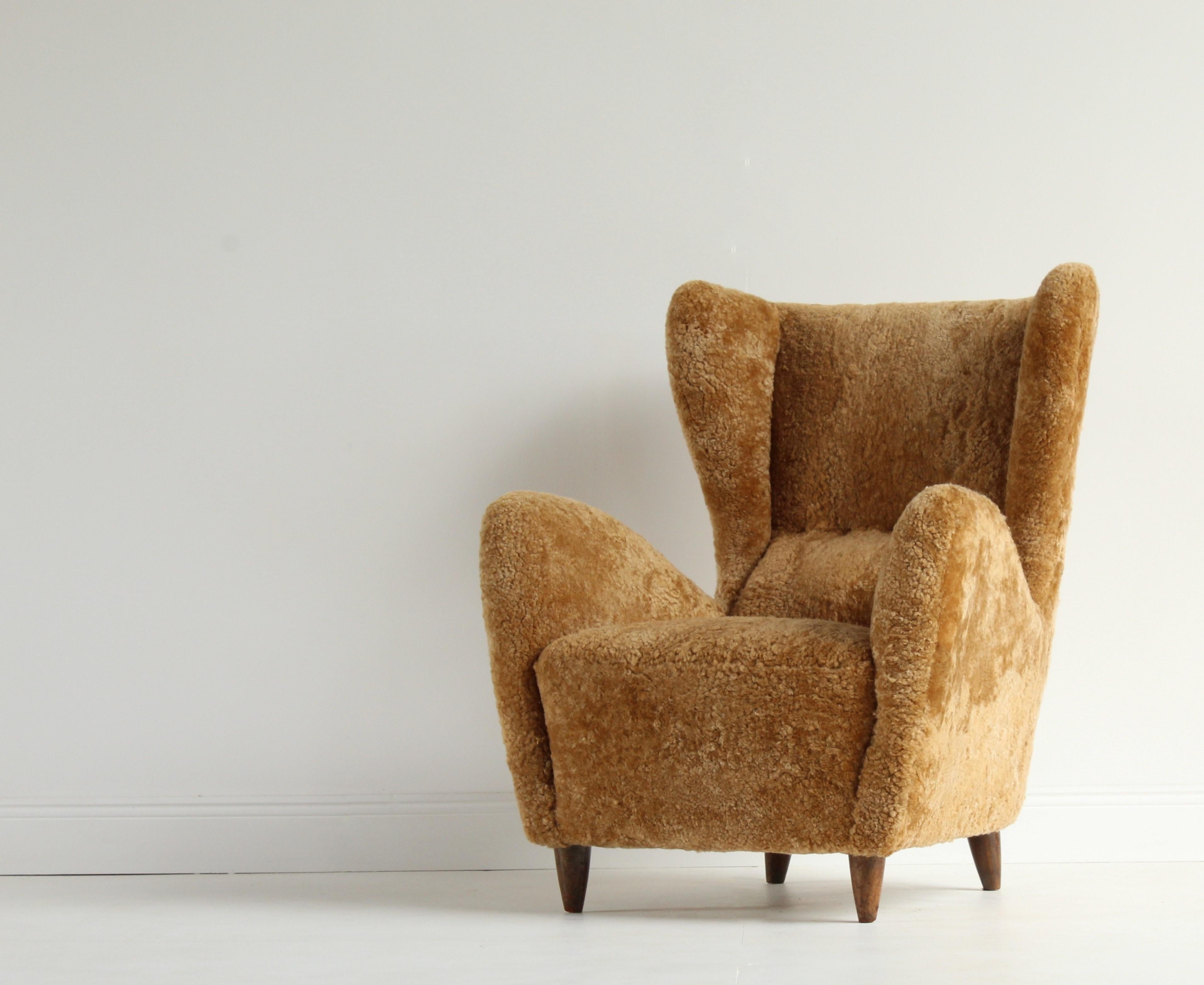 Mid-Century Modern Gio Ponti, Rare Organic Lounge Chair, Dark Stained Oak, Lambskin, Italy, 1940s