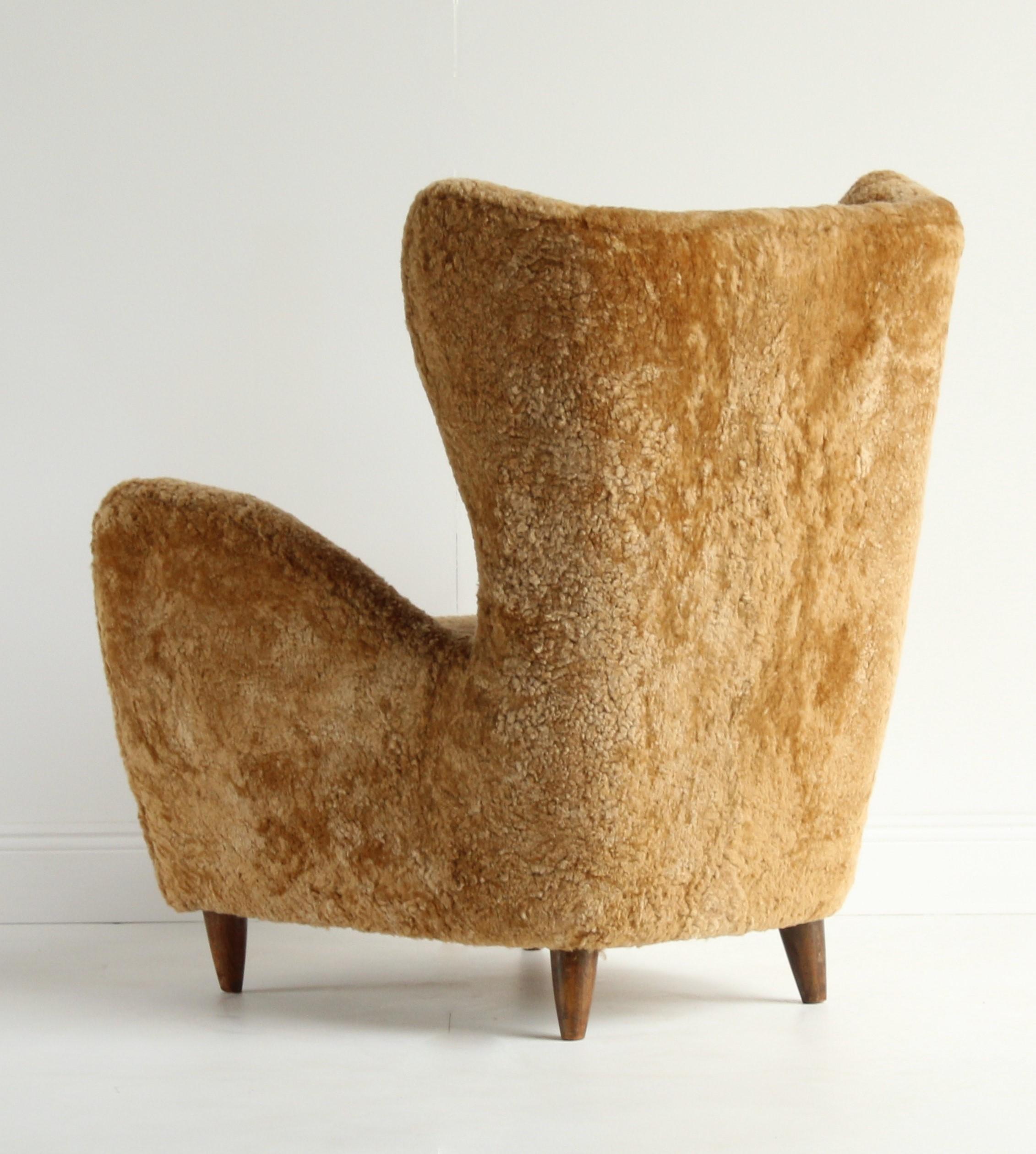 Mid-20th Century Gio Ponti, Rare Organic Lounge Chair, Dark Stained Oak, Lambskin, Italy, 1940s