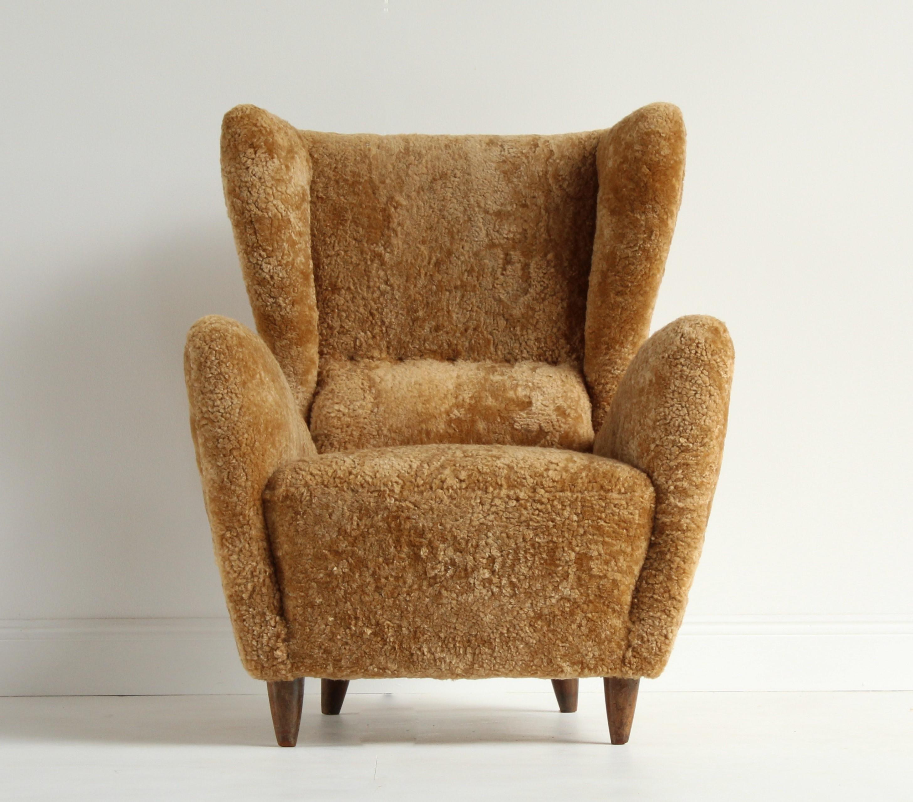 Sheepskin Gio Ponti, Rare Organic Lounge Chair, Dark Stained Oak, Lambskin, Italy, 1940s