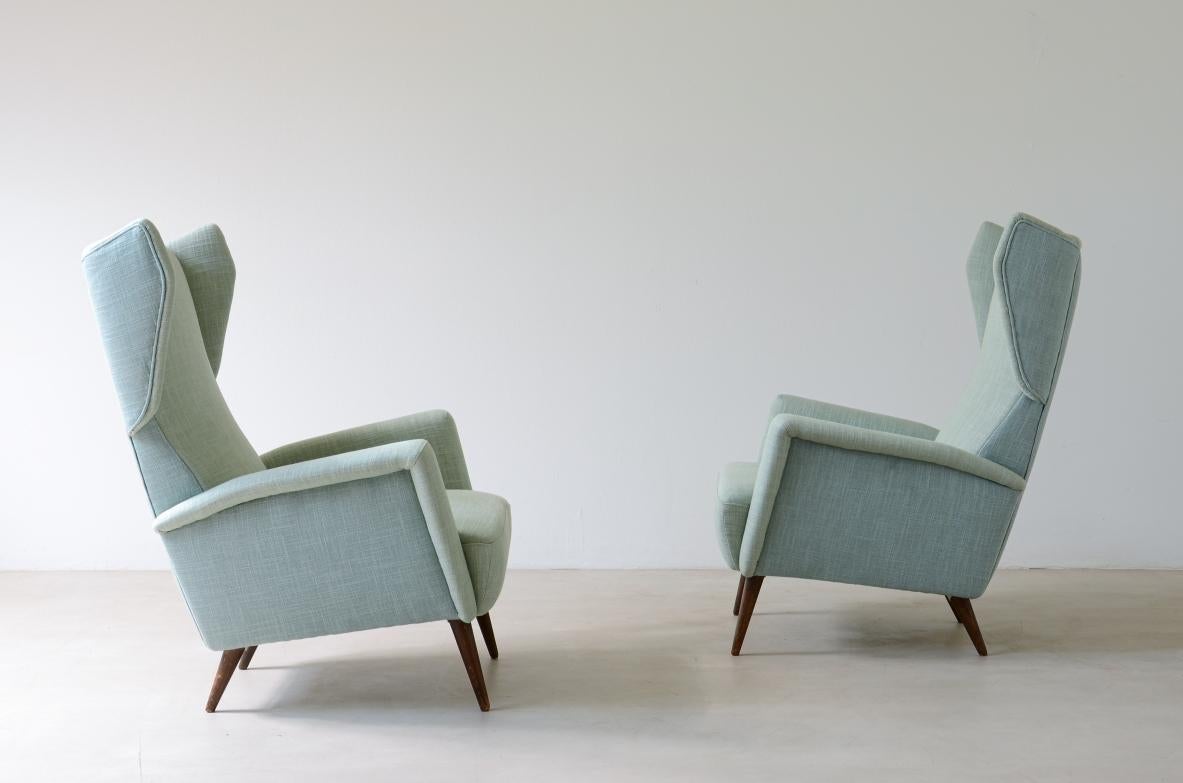 Gio Ponti, rare pair of armchairs Mod.820 in wood and upholstered fabric For Sale 3