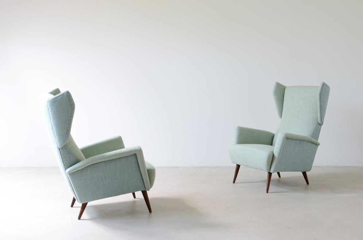 Mid-Century Modern Gio Ponti, rare pair of armchairs Mod.820 in wood and upholstered fabric For Sale