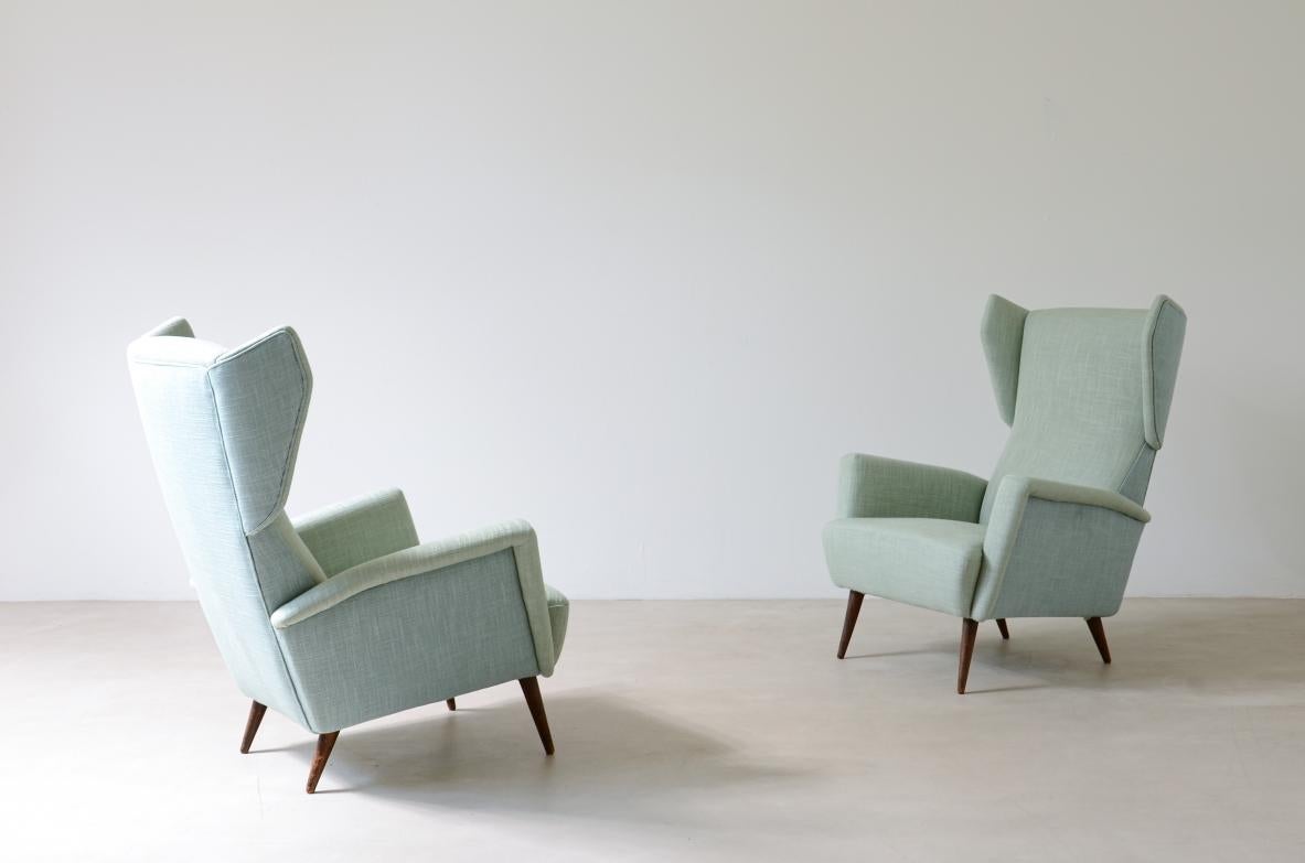 Italian Gio Ponti, rare pair of armchairs Mod.820 in wood and upholstered fabric For Sale