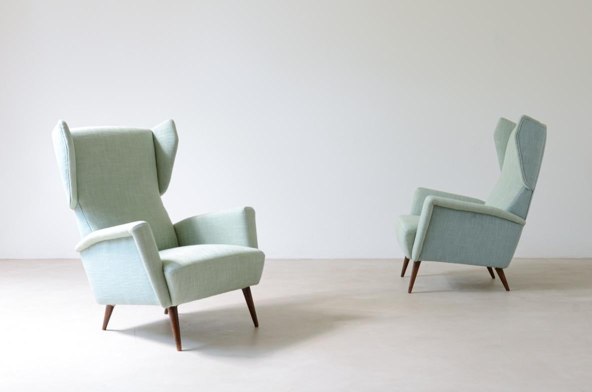 Gio Ponti, rare pair of armchairs Mod.820 in wood and upholstered fabric In Excellent Condition For Sale In Milano, IT