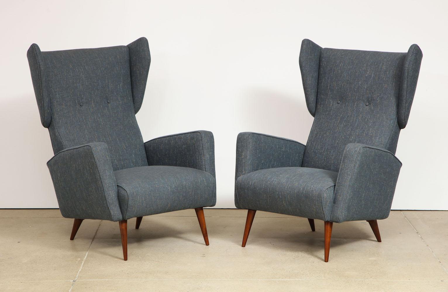 Entworfen für das Royal Hotel in Neapel, Italien, und hergestellt von Dassi. Ein tolles Paar Ohrensessel mit spitz zulaufenden Holzbeinen. Diese Stühle wurden vom Gio Ponti Archiv authentifiziert.
 