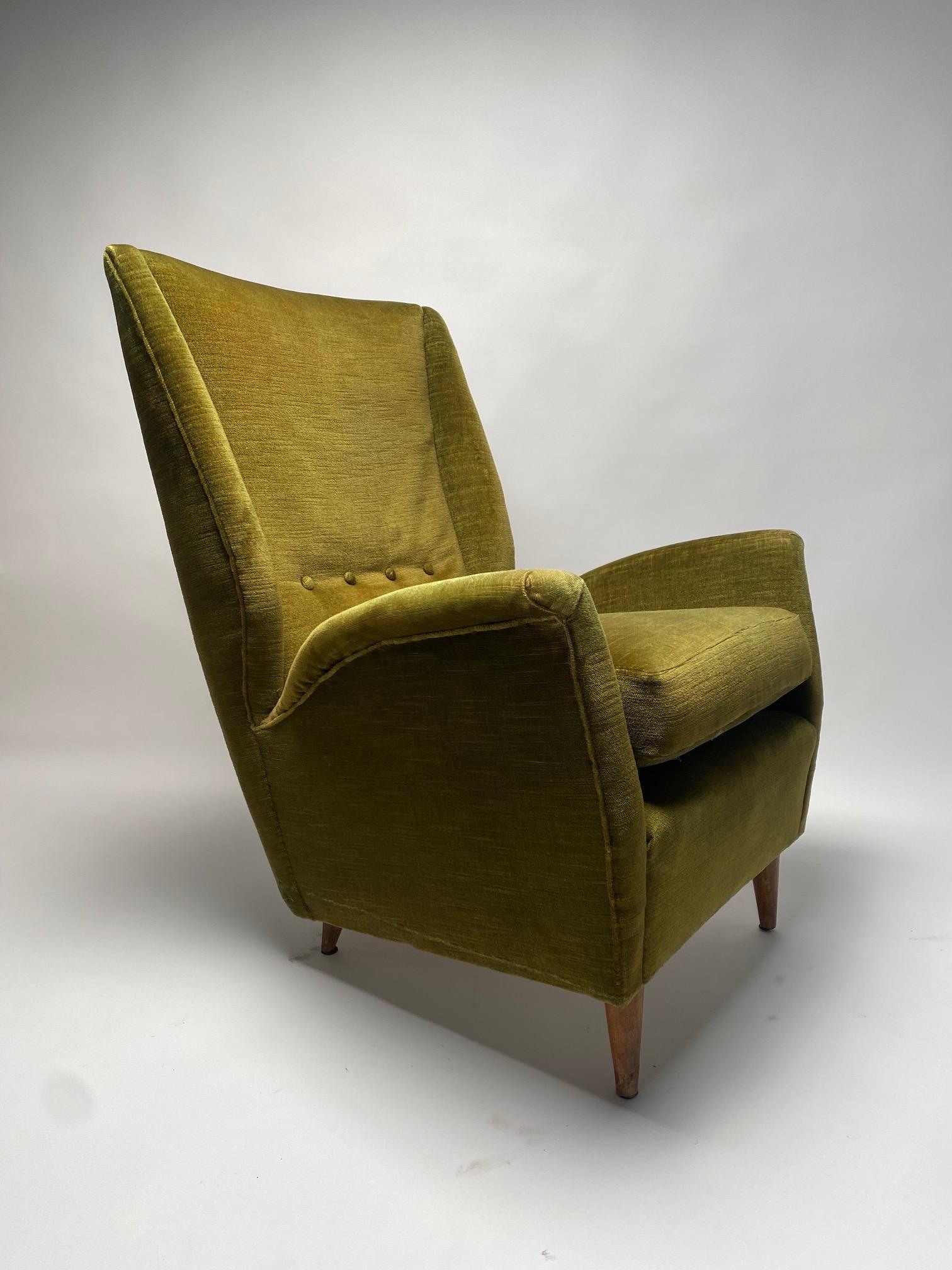 Mid-Century Modern Gio Ponti, rare pair of Wingback Armchairs for ISA, Italy, 1950s (customizable) For Sale