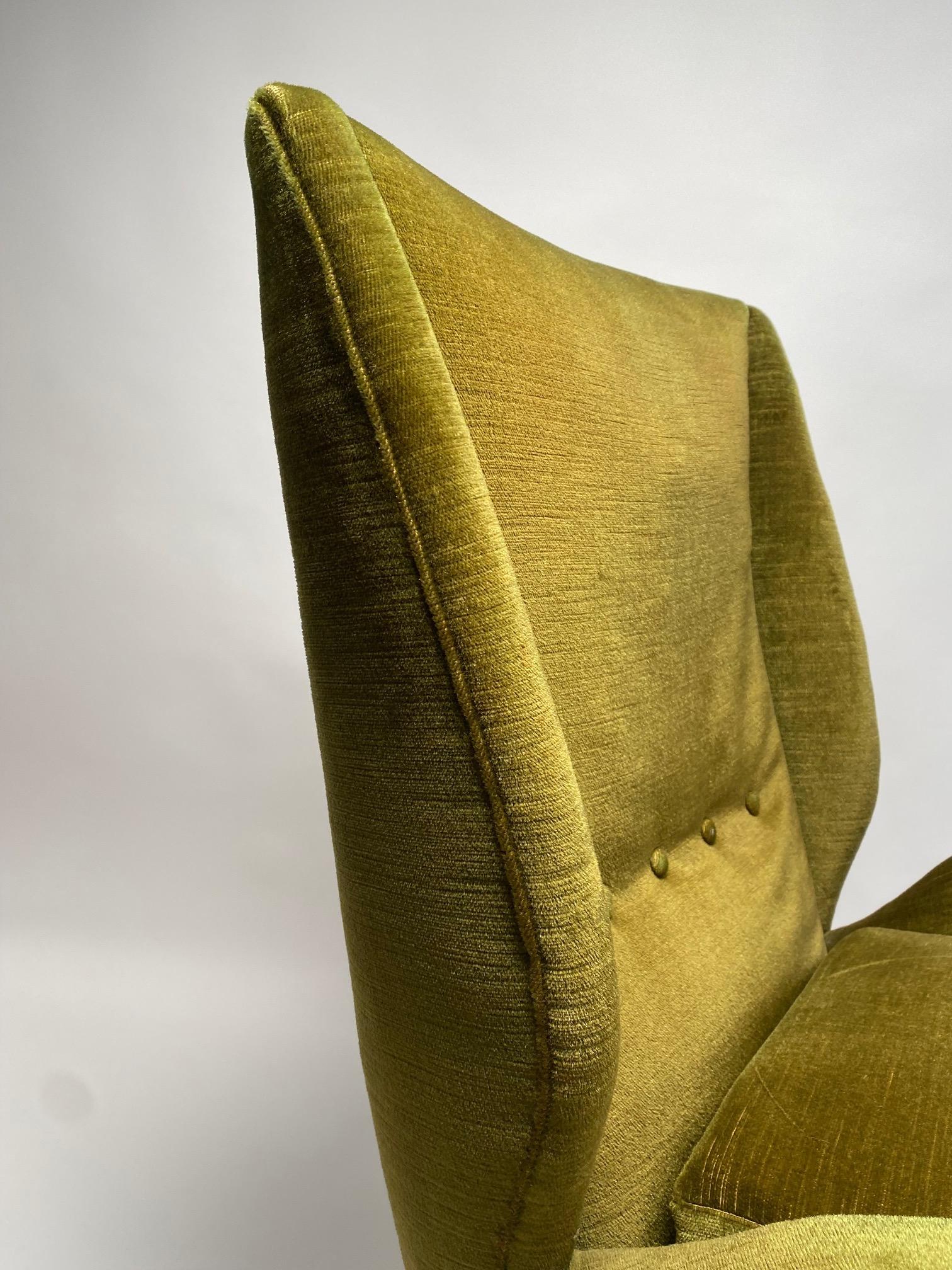 Italian Gio Ponti, rare pair of Wingback Armchairs for ISA, Italy, 1950s (customizable) For Sale
