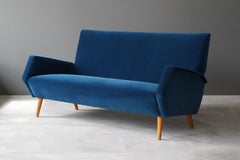 Canapé ou canapé de production rare de Gio Ponti:: velours bleu:: chêne:: Asko:: Finlande:: années 1950