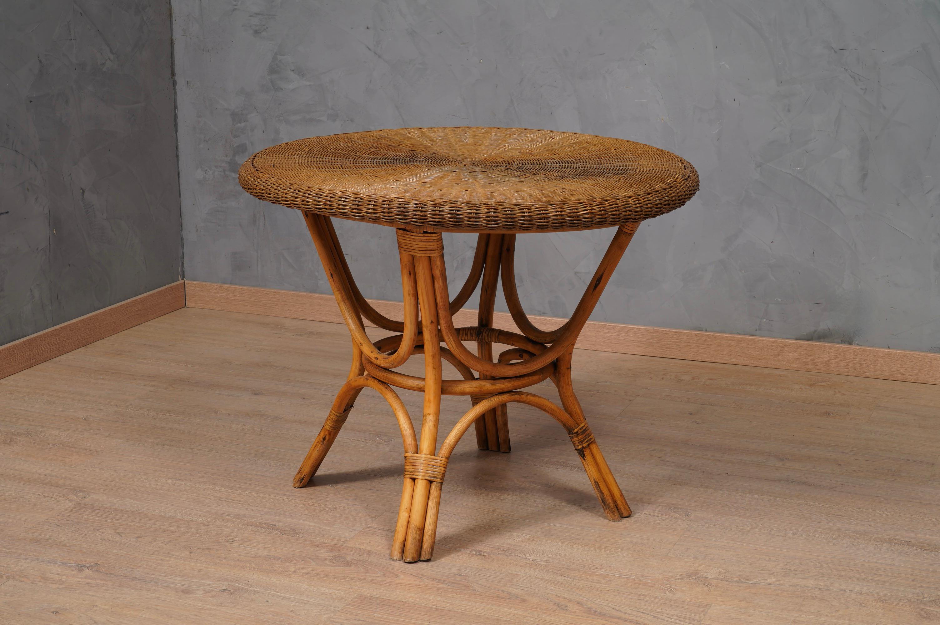 Fantastic rattan side table by Gio Ponti; Very comfortable and in good state of use.

Woven by hand, the tea table is made up of two overlapping surfaces; they have a circular shape and the internal wicker on the top is made in the shape of a