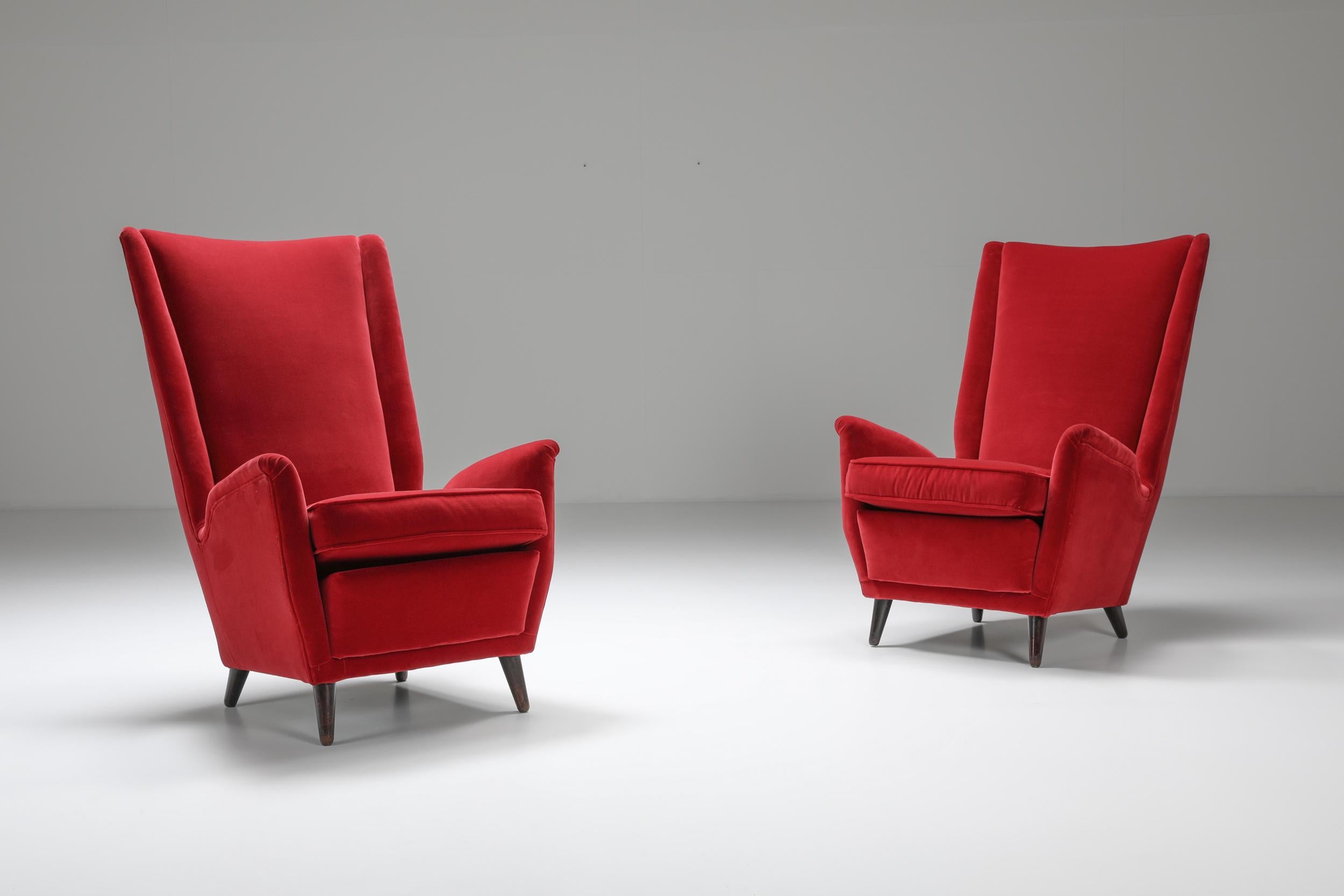 Fauteuil à oreilles italien en tapisserie rouge de Gio Ponti. Chaise longue à haut dossier de Gio Ponti avec un dossier légèrement incliné qui soutient la position assise, ce qui rend l'assise très confortable. Cette chaise de salon aux formes