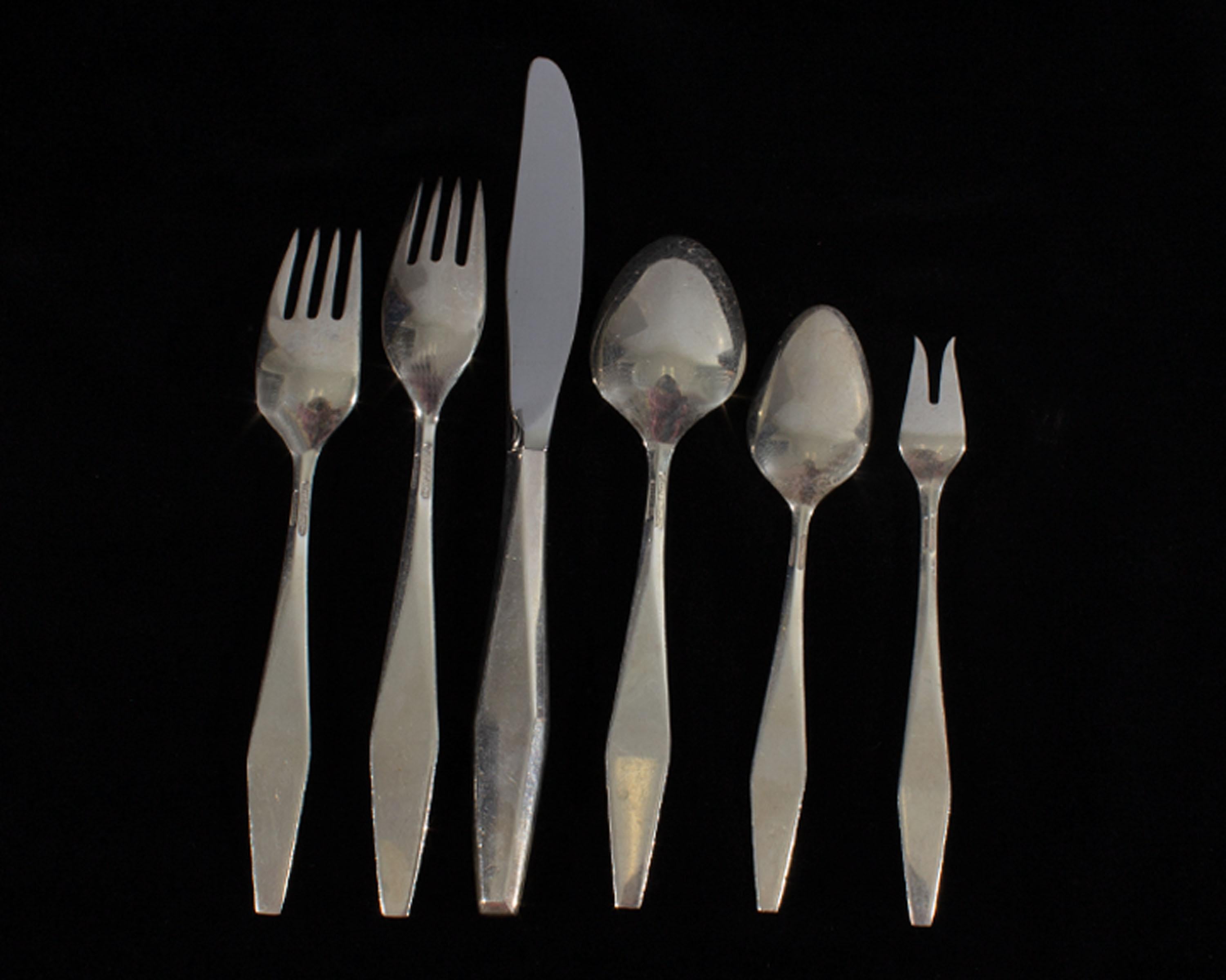 Gio Ponti Reed and Barton “Diamond” Sterling Silver Flatware In Good Condition In Indianapolis, IN