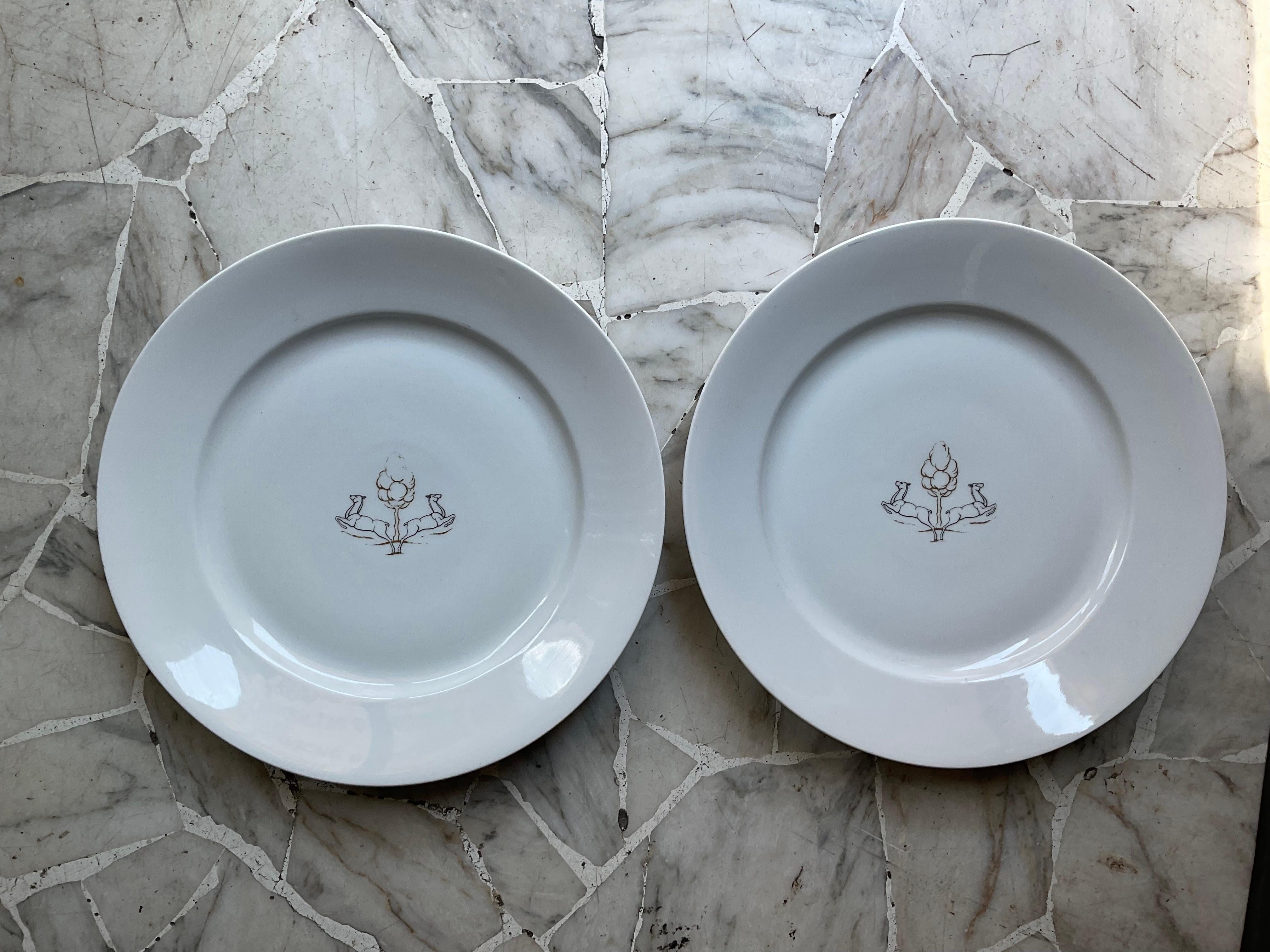 GIO PONTI - RICHARD GINORI - PITTORIA DI DOCCIA.
2 Piatti da parata in porcellana datati 1929, quando ancora la RICHARD GINORI era sotto la direzione dell'architetto GIO PONTI.
I piatti son 2, sono in perfetto stato e vengono venduti in coppia.