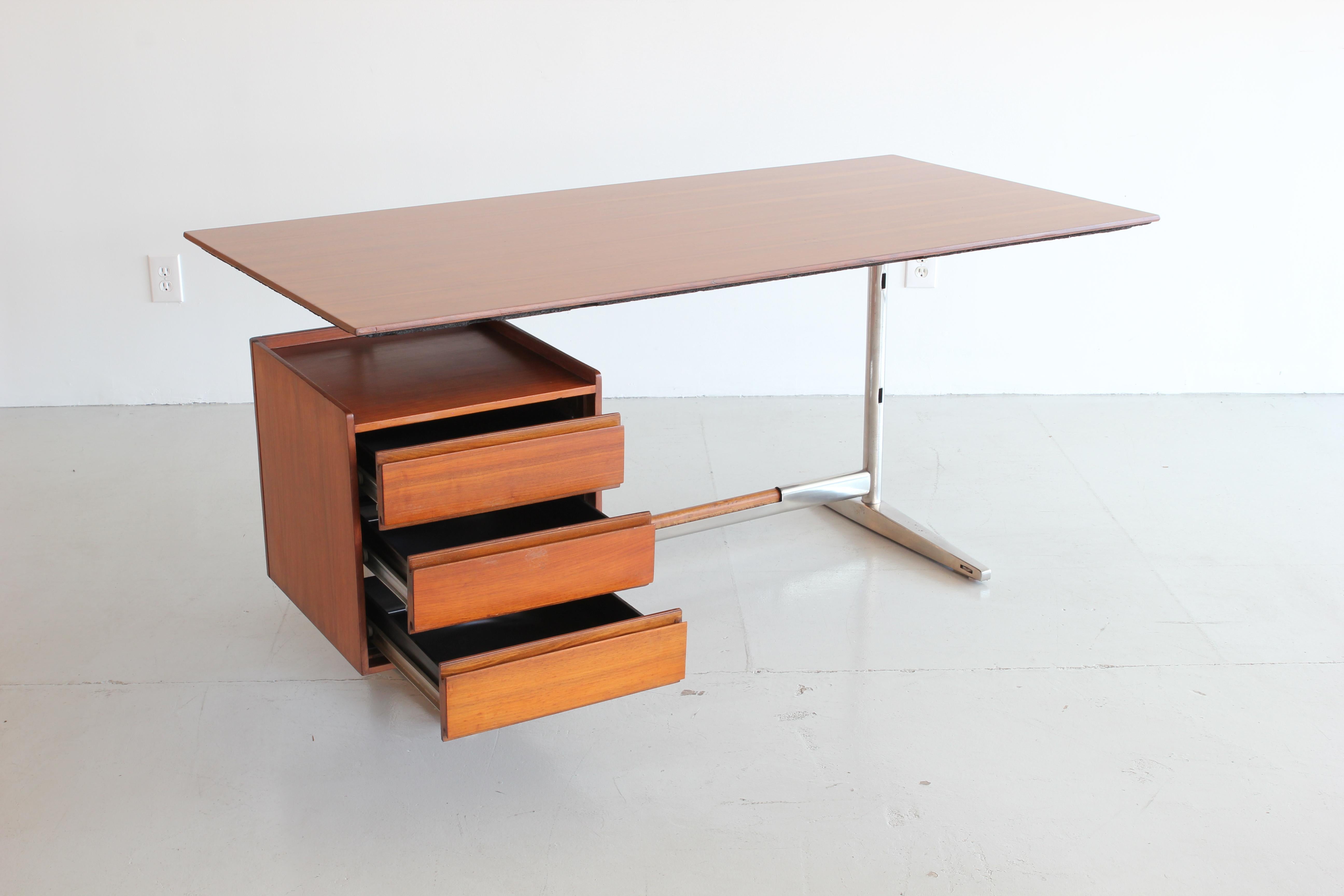 Sleek administrative style desk in metal and rosewood designed for the Pirelli skyscraper, Rima production, 1960. Rima Inciso brand. Beautiful details throughout.