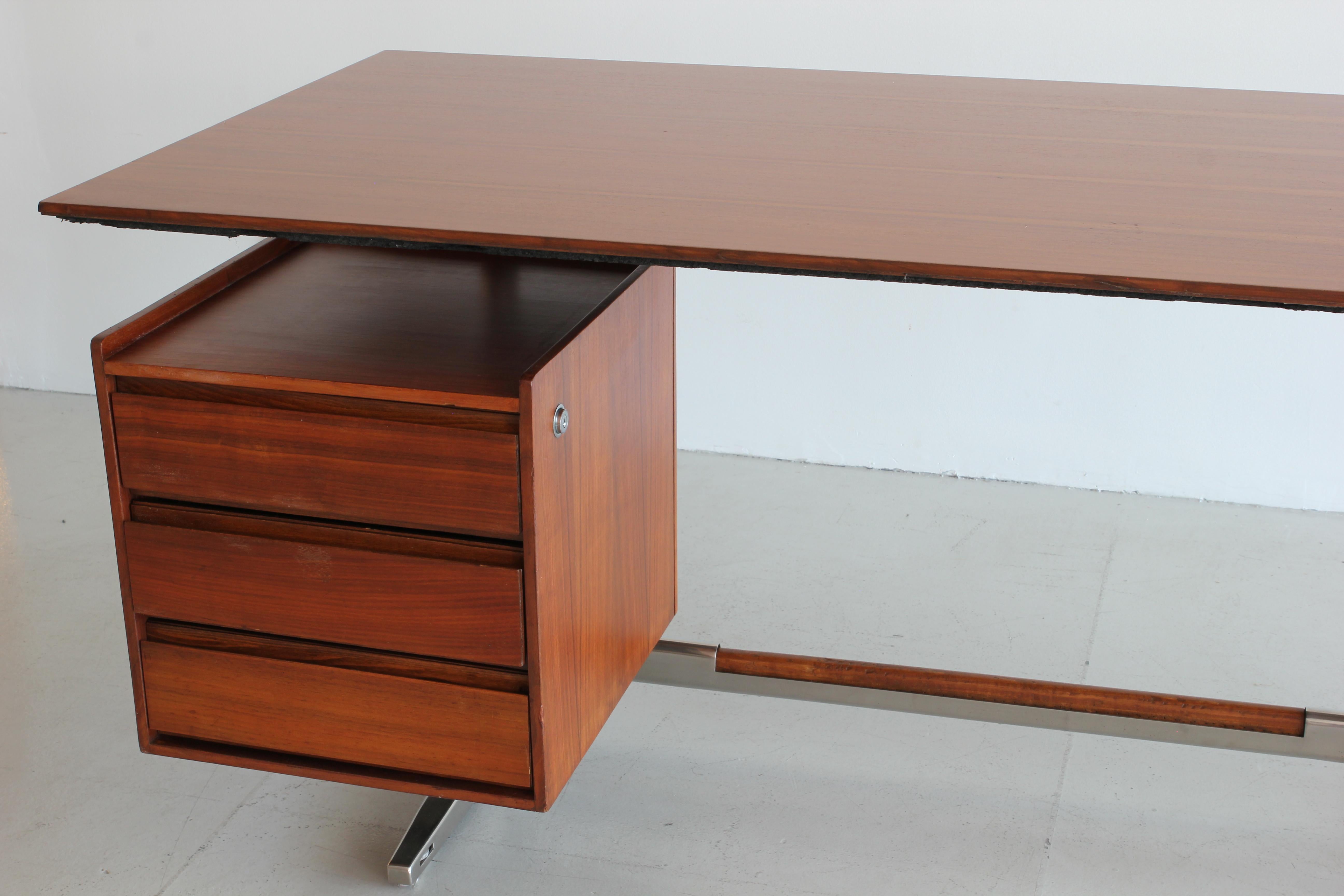 Gio Ponti Rosewood and Chrome Desk In Good Condition In Beverly Hills, CA