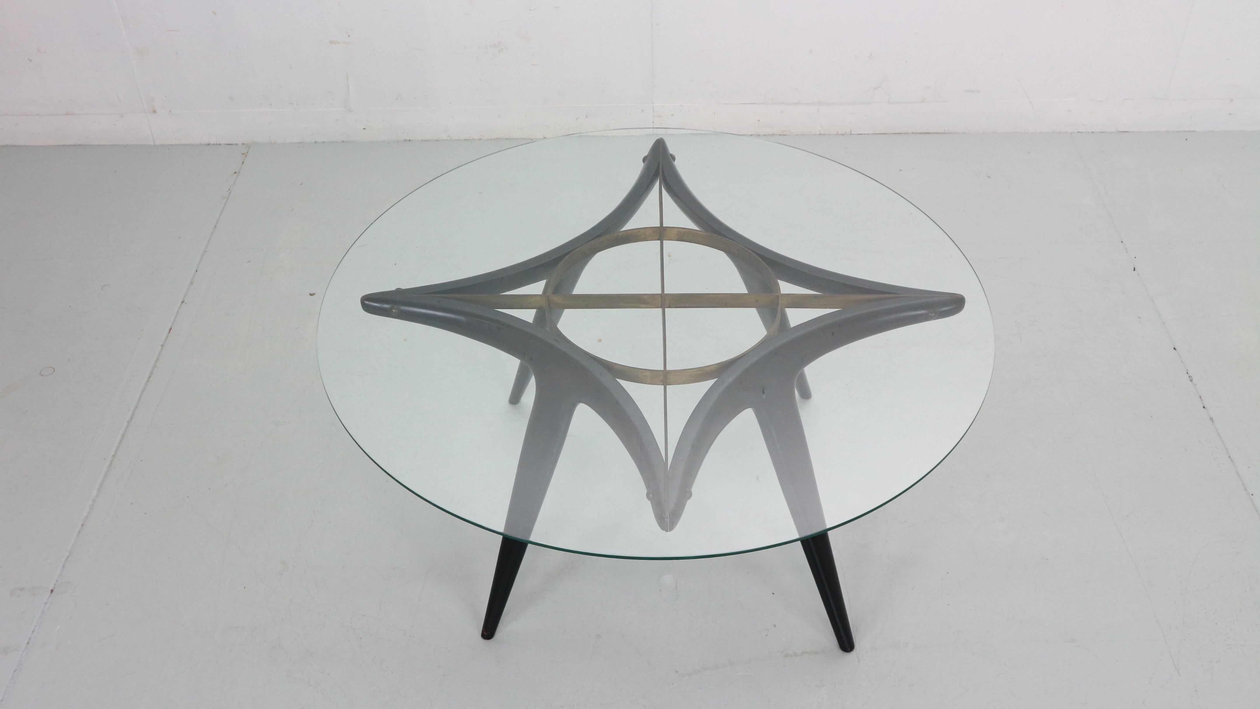 Gio Ponti Round Coffee Table Brass Walnut, Glass for Singer & Sons, 1950, Italy In Good Condition In The Hague, NL