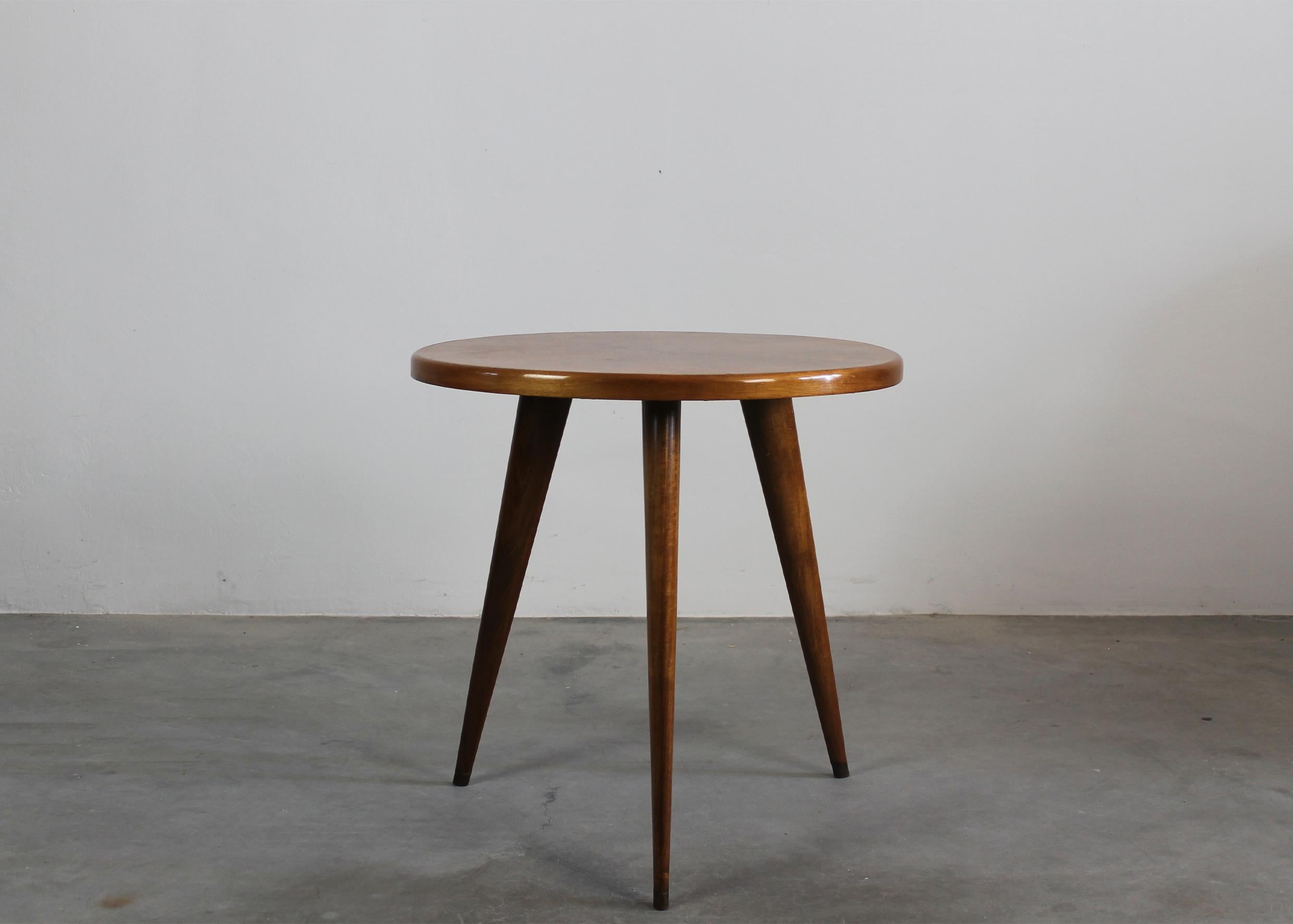 Round shaped coffee table with three legs, in walnut wood and brass details.
Attribuited to Gio Ponti, Italian manufacture from the late 1940s to the early 1950s 

Gio Ponti was an icon of the modernist movement: the Italian designer, architect,