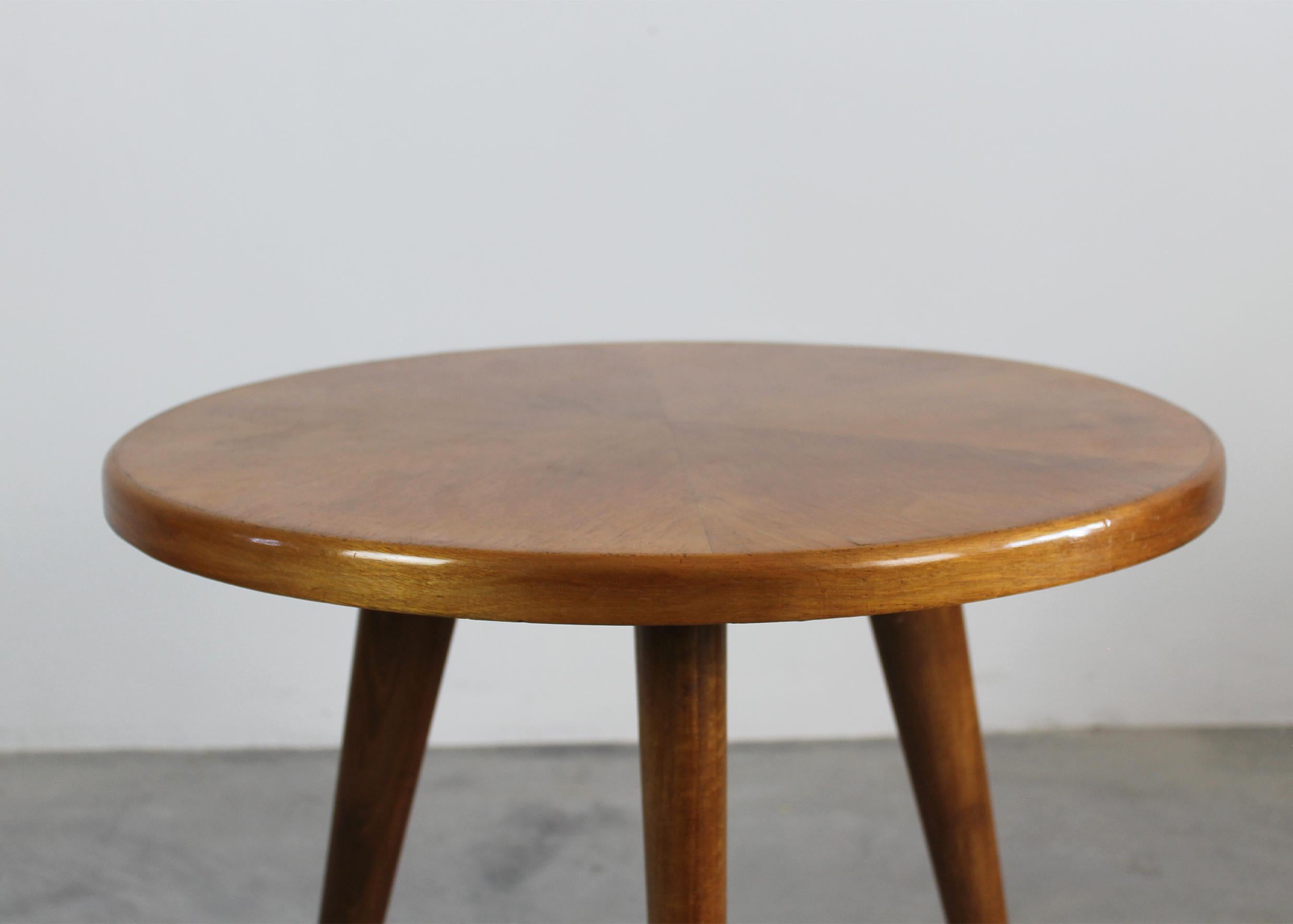 Mid-Century Modern Gio Ponti Round Coffee Table in Walnut Wood Italian Manifacture 1940s For Sale