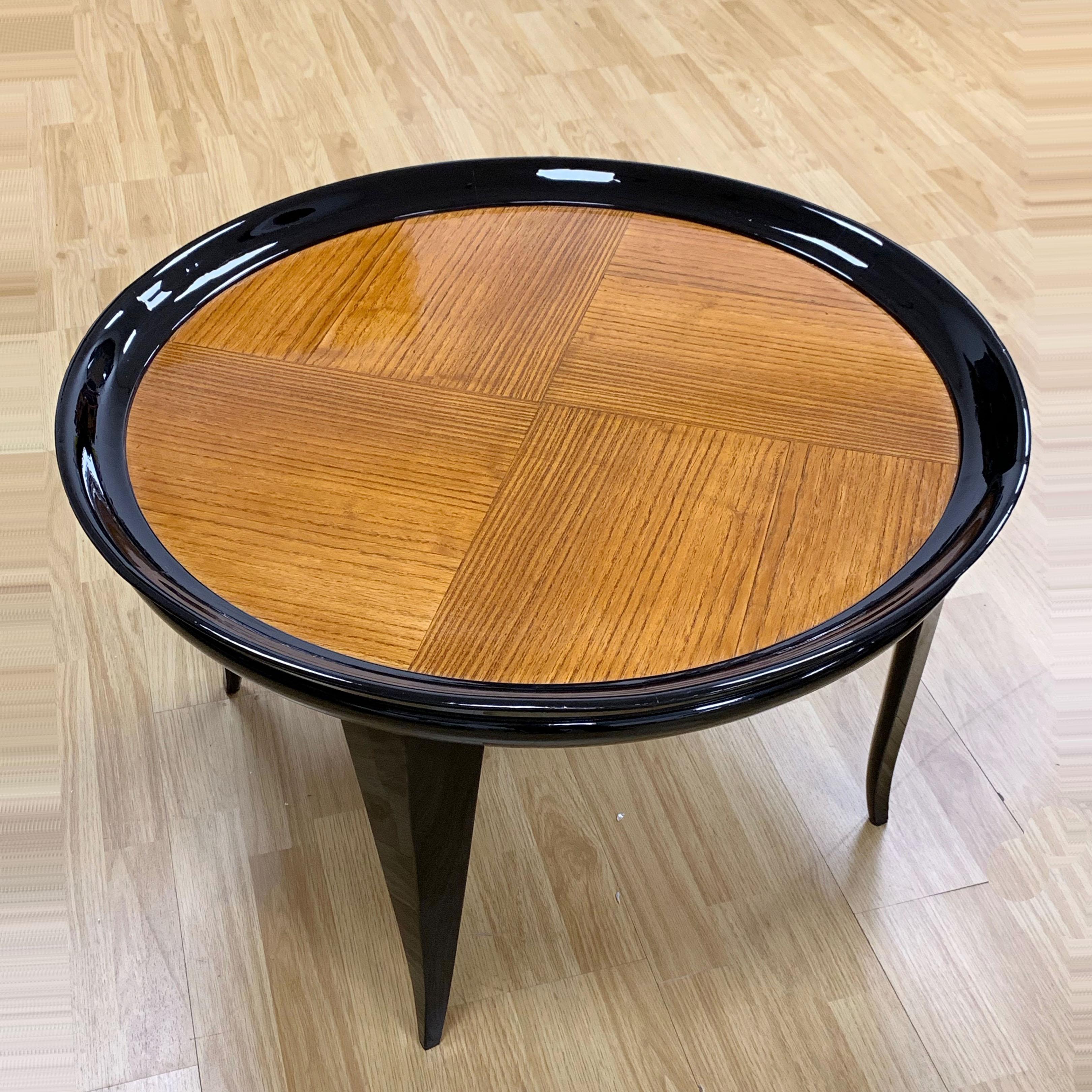 Beautiful professionally restored Italian Art Deco 1940s table, ebonized cherrywood and blond teak top.

Gio Ponti attributable.