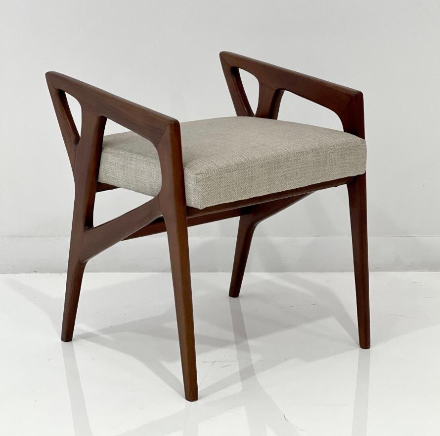 Taburete escultórico icónico de nogal Model 687 de Gio Ponti. Italia, hacia 1950