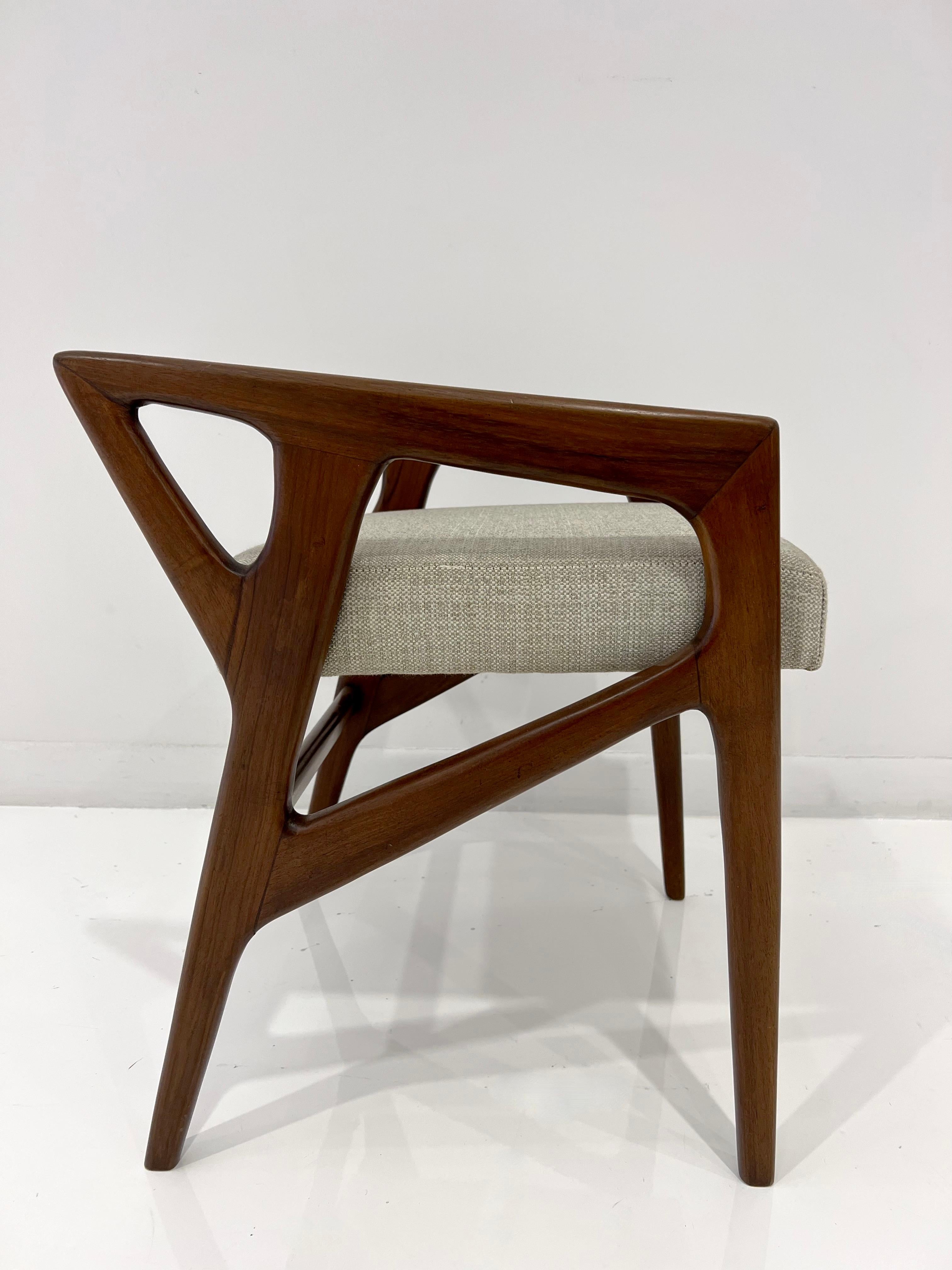 Gio Ponti Sculptural Stool Model 687 In Good Condition For Sale In New York, NY