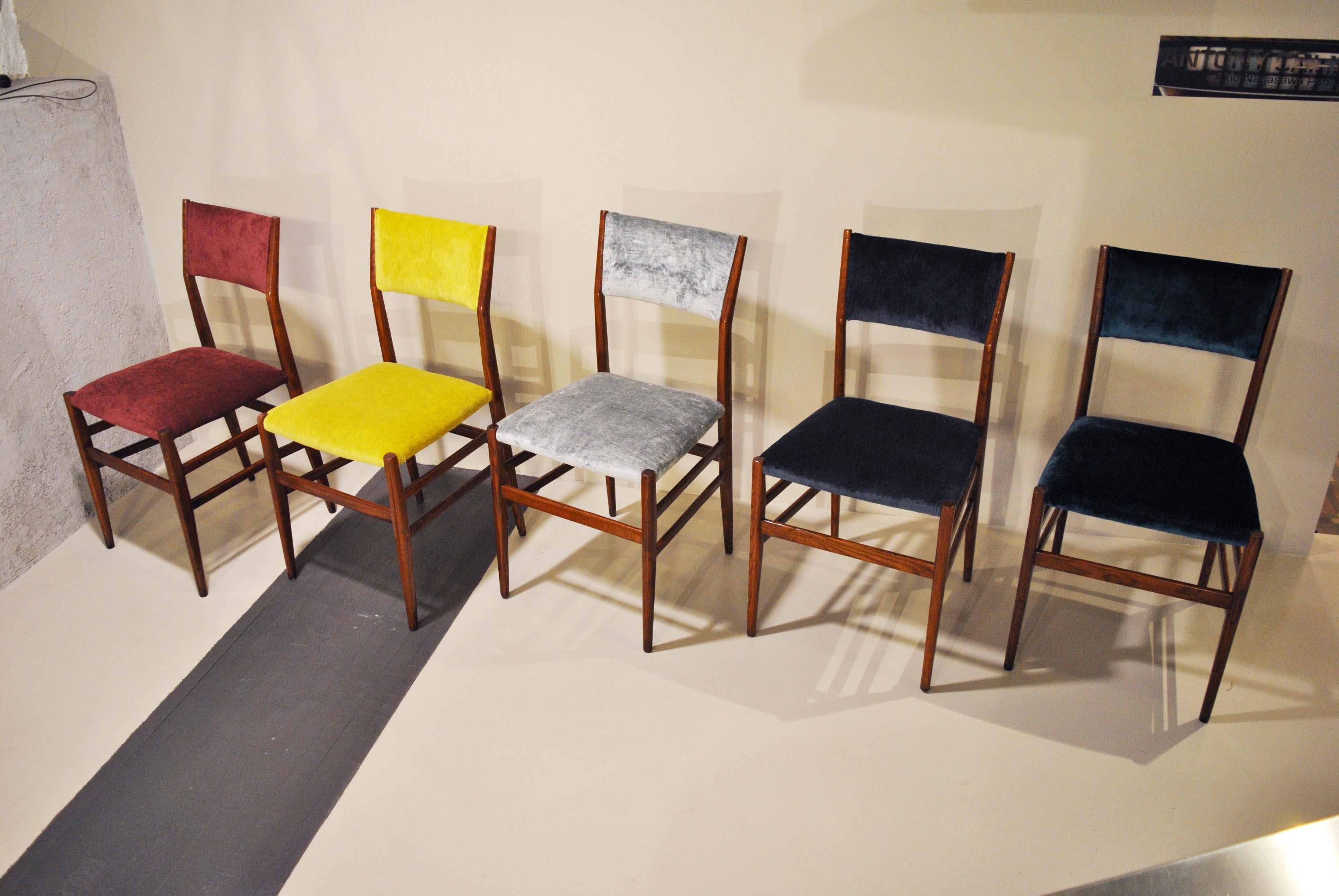 Fabulous set of 14-light model chairs designed by Gio Ponti and produced by Cassina in 1951. This set includes 4 items in blue 4-color light green 2 in burgundy color 2 gray 2 two in petroleum green. All lined up in an elegant velvet.