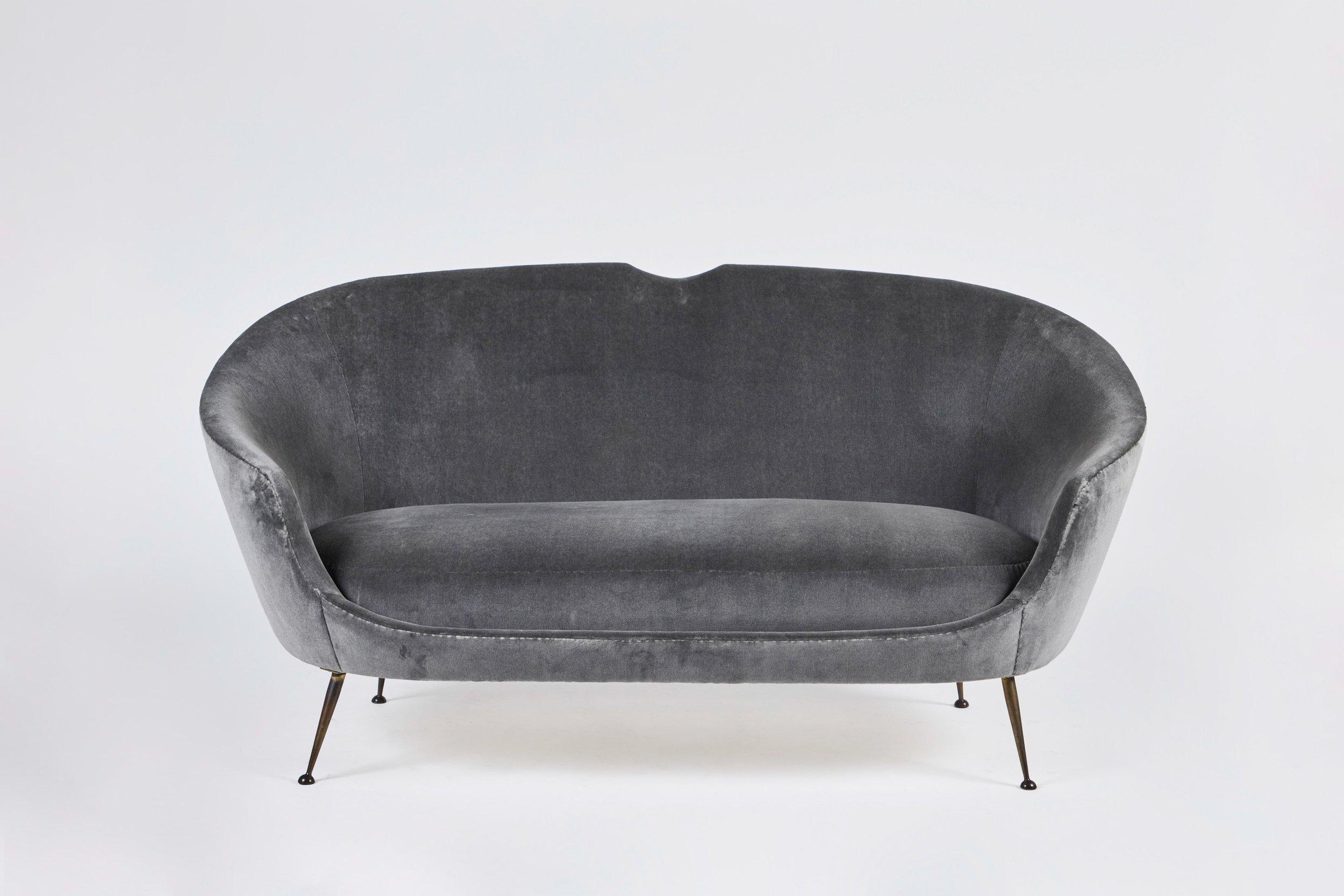  L'ensemble 3 pièces Gio Ponti comprend un canapé, une chaise d'appoint et un ottoman. Revêtement en mohair gris. Mesures Sette : 62 