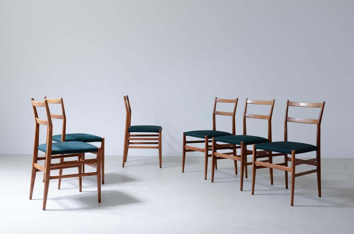 Mid-Century Modern Gio Ponti ensemble de 6 chaises en bois avec revêtement en tissu.