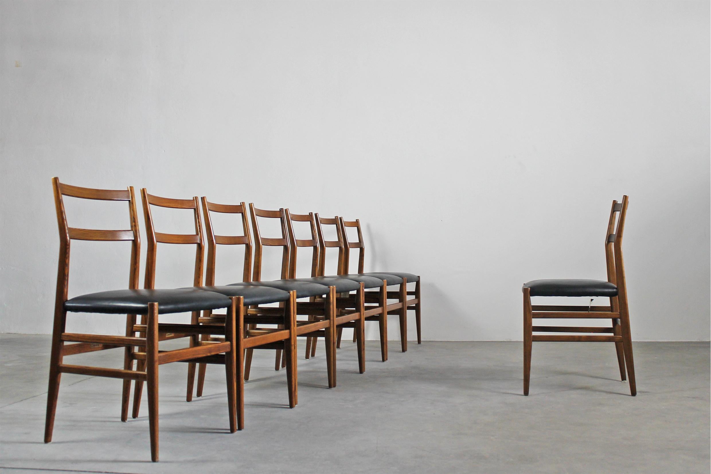 Mid-Century Modern Gio Ponti Set of Eight Leggera Chairs in Wood and Leather Cassina 1950 Italy