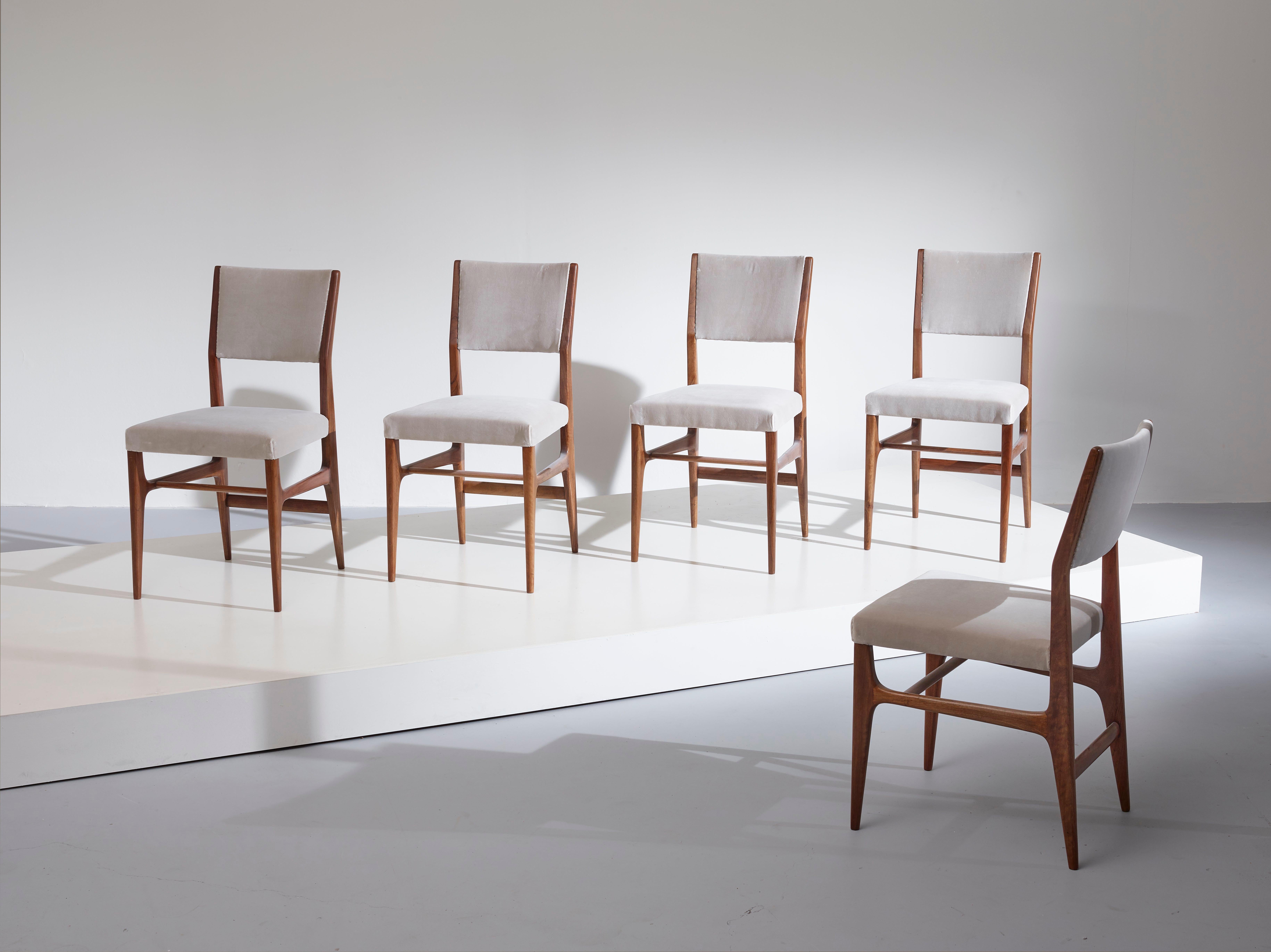 Un bel ensemble de chaises de salle à manger italiennes Modèle 602 conçu par Gio Ponti pour Figli di Amedeo Cassina (Italie, années 1950). Avec un cadre en noyer, ils ont été retapissés avec un nouveau tissu en velours de coton de haute qualité.